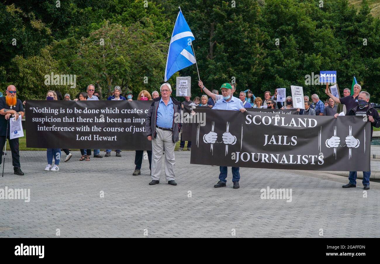 Edinburgh, Schottisches Parlament, Schottland, Großbritannien, 30. Juli 2021: Große Proteste vor dem Schottischen parlament, um ihre Solidarität mit Craig Murray, dem ehemaligen Diplomaten, zu zeigen. Craig Murray wurde wegen Gerichtssachverachtung zu 8 Monaten Gefängnis verurteilt, weil er im Alex Salmond-Prozess berichtet hatte, in dem Alex alle Anklagevorrichtungen gelöscht hatte. Craig ist die erste Person, die im Vereinigten Königreich wegen einer Medienverachtung des Gerichts seit über 50 Jahren und in Schottland seit über 70 Jahren inhaftiert ist. Der Oberste Gerichtshof weigerte sich, Craigs Berufung zu hören. Kredit: Stable Air Media/Alamy Live Nachrichten Stockfoto