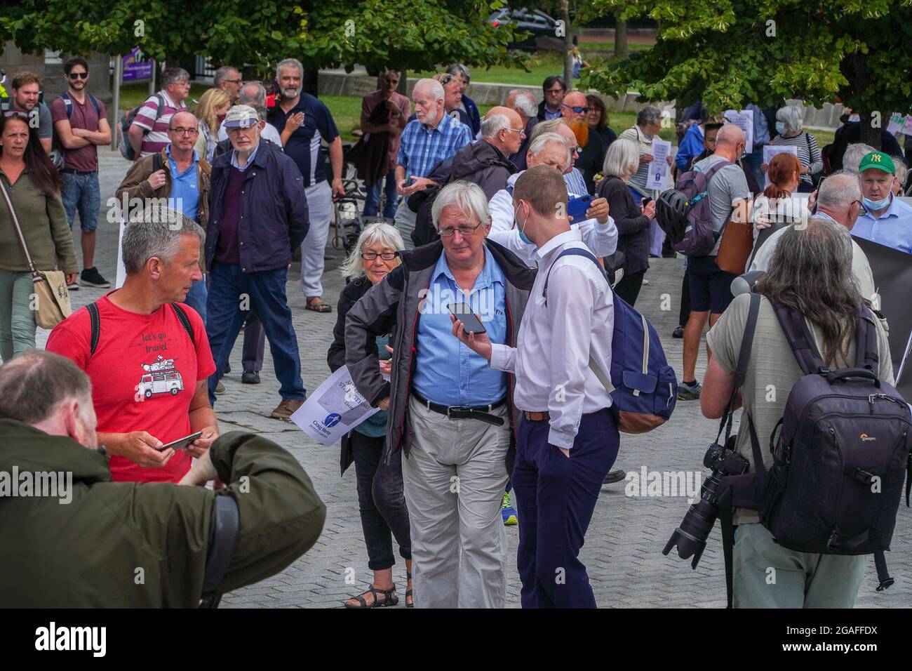 Edinburgh, Schottisches Parlament, Schottland, Großbritannien, 30. Juli 2021: Große Proteste vor dem Schottischen parlament, um ihre Solidarität mit Craig Murray, dem ehemaligen Diplomaten, zu zeigen. Craig Murray wurde wegen Gerichtssachverachtung zu 8 Monaten Gefängnis verurteilt, weil er im Alex Salmond-Prozess berichtet hatte, in dem Alex alle Anklagevorrichtungen gelöscht hatte. Craig ist die erste Person, die im Vereinigten Königreich wegen einer Medienverachtung des Gerichts seit über 50 Jahren und in Schottland seit über 70 Jahren inhaftiert ist. Der Oberste Gerichtshof weigerte sich, Craigs Berufung zu hören. Kredit: Stable Air Media/Alamy Live Nachrichten Stockfoto