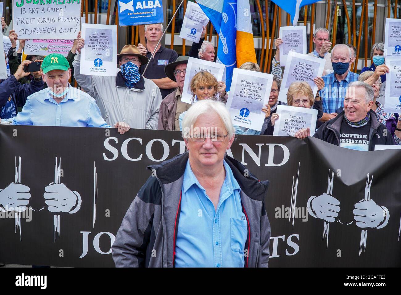 Edinburgh, Schottisches Parlament, Schottland, Großbritannien, 30. Juli 2021: Große Proteste vor dem Schottischen parlament, um ihre Solidarität mit Craig Murray, dem ehemaligen Diplomaten, zu zeigen. Craig Murray wurde wegen Gerichtssachverachtung zu 8 Monaten Gefängnis verurteilt, weil er im Alex Salmond-Prozess berichtet hatte, in dem Alex alle Anklagevorrichtungen gelöscht hatte. Craig ist die erste Person, die im Vereinigten Königreich wegen einer Medienverachtung des Gerichts seit über 50 Jahren und in Schottland seit über 70 Jahren inhaftiert ist. Der Oberste Gerichtshof weigerte sich, Craigs Berufung zu hören. Kredit: Stable Air Media/Alamy Live Nachrichten Stockfoto