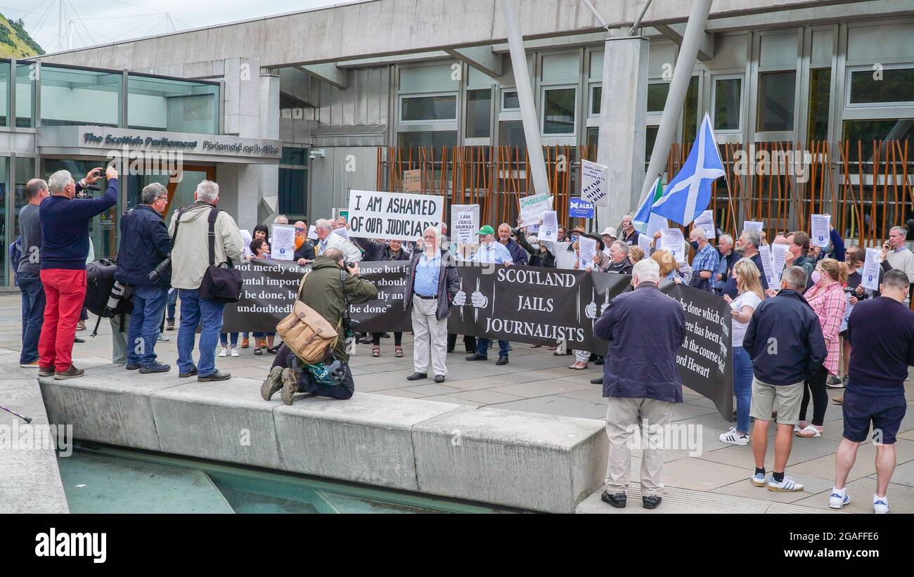 Edinburgh, Schottisches Parlament, Schottland, Großbritannien, 30. Juli 2021: Große Proteste vor dem Schottischen parlament, um ihre Solidarität mit Craig Murray, dem ehemaligen Diplomaten, zu zeigen. Craig Murray wurde wegen Gerichtssachverachtung zu 8 Monaten Gefängnis verurteilt, weil er im Alex Salmond-Prozess berichtet hatte, in dem Alex alle Anklagevorrichtungen gelöscht hatte. Craig ist die erste Person, die im Vereinigten Königreich wegen einer Medienverachtung des Gerichts seit über 50 Jahren und in Schottland seit über 70 Jahren inhaftiert ist. Der Oberste Gerichtshof weigerte sich, Craigs Berufung zu hören. Kredit: Stable Air Media/Alamy Live Nachrichten Stockfoto