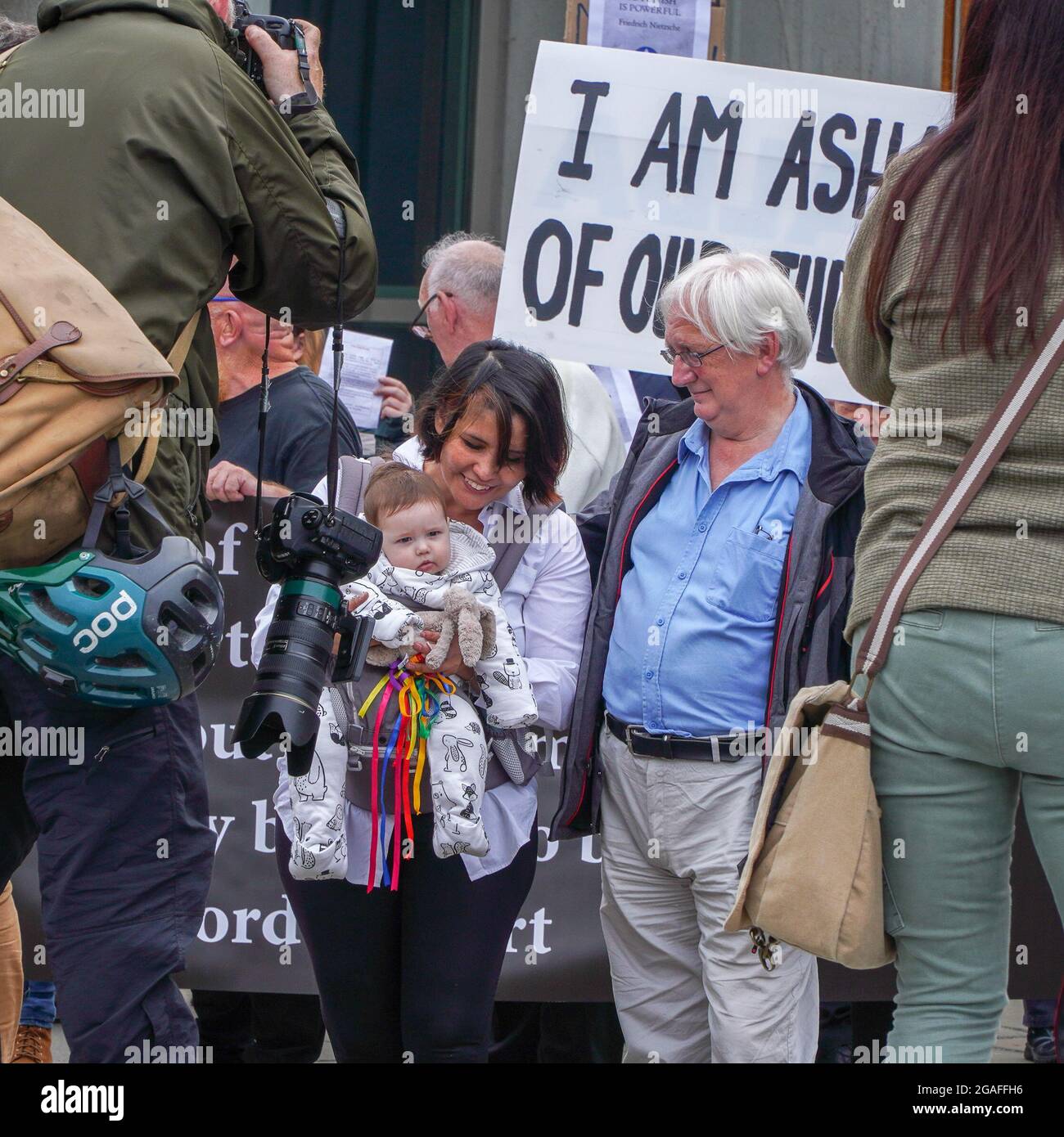 Edinburgh, Schottisches Parlament, Schottland, Großbritannien, 30. Juli 2021: Große Proteste vor dem Schottischen parlament, um ihre Solidarität mit Craig Murray, dem ehemaligen Diplomaten, zu zeigen. Craig Murray wurde wegen Gerichtssachverachtung zu 8 Monaten Gefängnis verurteilt, weil er im Alex Salmond-Prozess berichtet hatte, in dem Alex alle Anklagevorrichtungen gelöscht hatte. Craig ist die erste Person, die im Vereinigten Königreich wegen einer Medienverachtung des Gerichts seit über 50 Jahren und in Schottland seit über 70 Jahren inhaftiert ist. Der Oberste Gerichtshof weigerte sich, Craigs Berufung zu hören. Kredit: Stable Air Media/Alamy Live Nachrichten Stockfoto