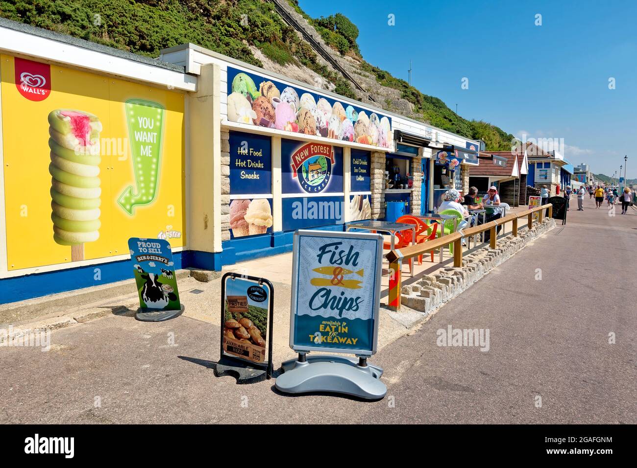 Bournemouth, Dorset, Großbritannien - 11 2018. Juli: Eiscafé und Café an der West Undercliff Promenade in Bournemouth, Dorset, England, Großbritannien Stockfoto