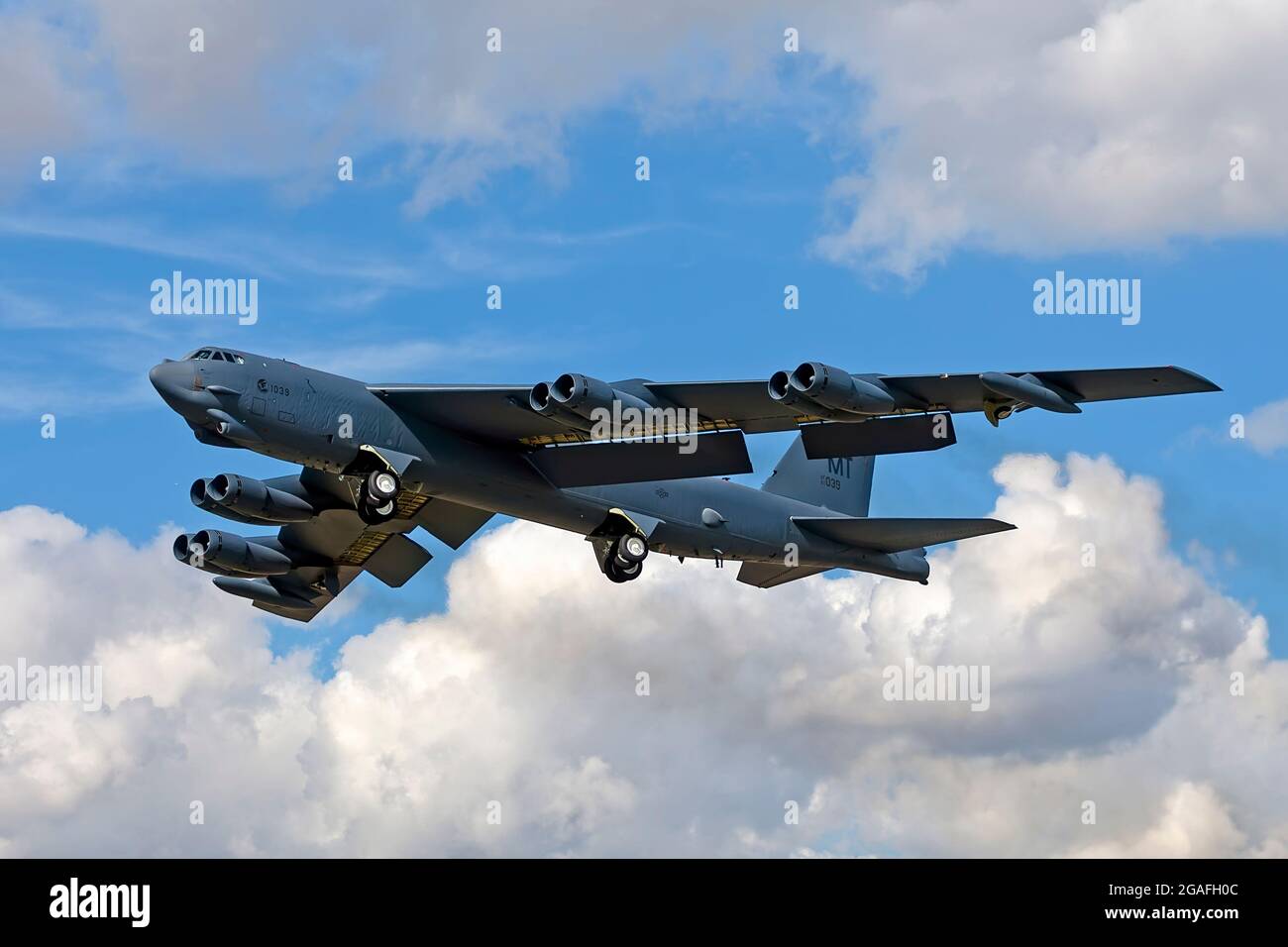 Eine Boeing B-52H Stratofortress Bomber der US-Luftwaffe, 61-0039, hebt während des Royal International Air Tattoo 2010 von RAF Fairford ab Stockfoto