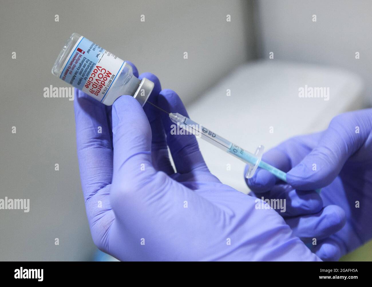 Kiew, Ukraine. Juli 2021. Während der Impfung von Menschen in Kiew füllt  ein Arzt eine Spritze mit einer Dosis des Impfstoffs Moderna COVID-19. Am  18. Juli 2021 erhielt die Ukraine 2 Millionen