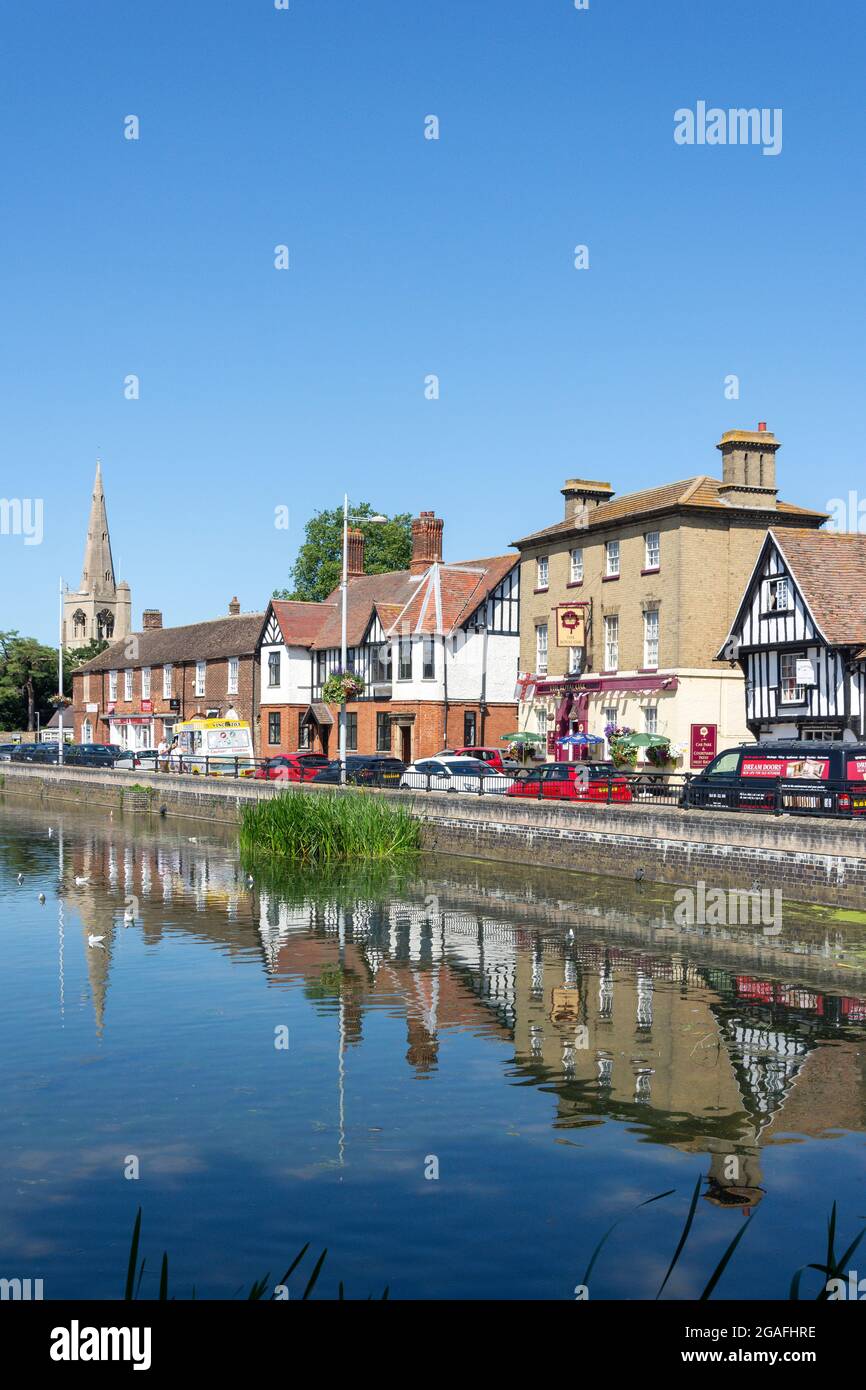 Die historischen Gebäude spiegeln sich in Great River Ouse, Causeway, Godmanchester, Cambridgeshire, England, Vereinigtes Königreich Stockfoto