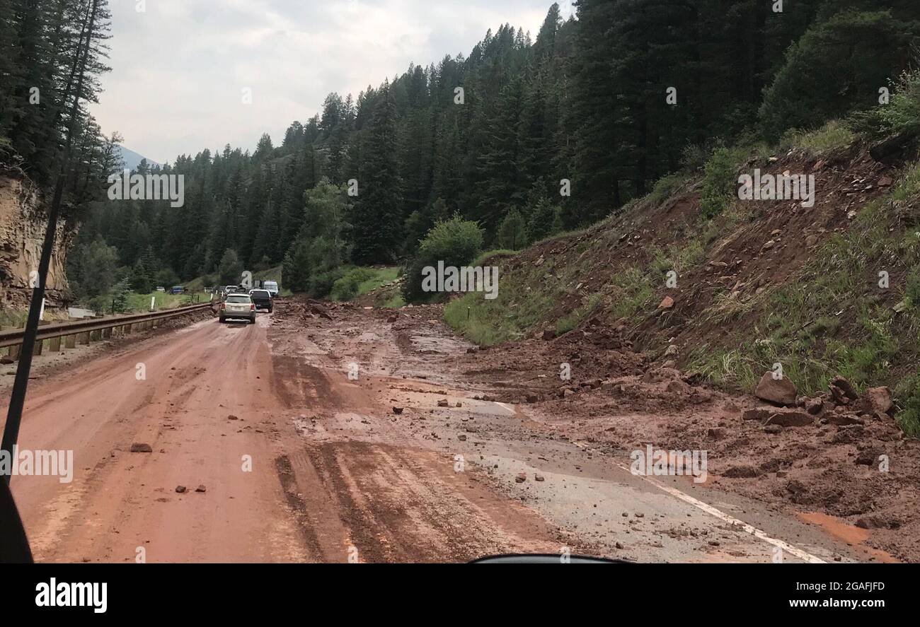 Colorado, USA. Juli 2021. DER CO Hwy 133 ist nach einem Schlammlawinen südlich von Redstone, Colorado, USA, am 25. Juli mit Schlamm bedeckt. 2021. Colorados unvorhersehbares Sommerwetter 2021 zeigte eine außergewöhnliche Woche, in der auf der flachen östlichen Hälfte des Staates Rekordtemperaturen aufgezeichnet wurden, während monsunähnliches Wetter in den Bergen eine Rekordzahl von Schlammlawinen auslöste. Quelle: Peter Mertz/Xinhua/Alamy Live News Stockfoto Colorado, USA. Juli 2021. DER CO Hwy 133 ist nach einem Schlammlawinen südlich von Redstone, Colorado, USA, am 25. Juli mit Schlamm bedeckt. 2021. Colorados unvorhersehbares Sommerwetter 2021 zeigte eine außergewöhnliche Woche, in der auf der flachen östlichen Hälfte des Staates Rekordtemperaturen aufgezeichnet wurden, während monsunähnliches Wetter in den Bergen eine Rekordzahl von Schlammlawinen auslöste. Quelle: Peter Mertz/Xinhua/Alamy Live News Stockfoto