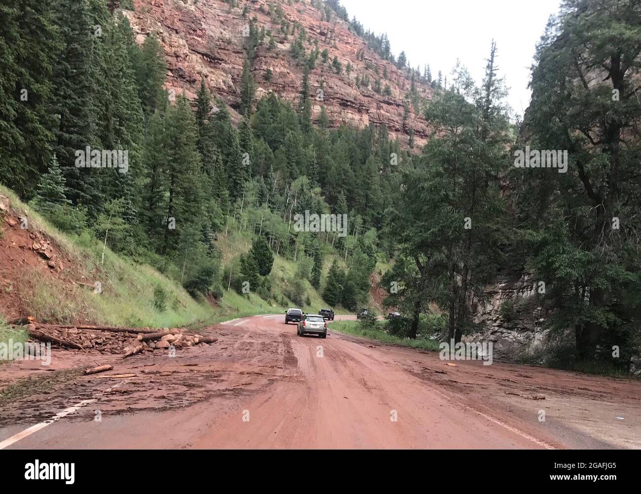 Colorado, USA. Juli 2021. DER CO Hwy 133 ist nach einem Schlammlawinen südlich von Redstone, Colorado, USA, am 25. Juli mit Schlamm bedeckt. 2021. Colorados unvorhersehbares Sommerwetter 2021 zeigte eine außergewöhnliche Woche, in der auf der flachen östlichen Hälfte des Staates Rekordtemperaturen aufgezeichnet wurden, während monsunähnliches Wetter in den Bergen eine Rekordzahl von Schlammlawinen auslöste. Quelle: Peter Mertz/Xinhua/Alamy Live News Stockfoto Colorado, USA. Juli 2021. DER CO Hwy 133 ist nach einem Schlammlawinen südlich von Redstone, Colorado, USA, am 25. Juli mit Schlamm bedeckt. 2021. Colorados unvorhersehbares Sommerwetter 2021 zeigte eine außergewöhnliche Woche, in der auf der flachen östlichen Hälfte des Staates Rekordtemperaturen aufgezeichnet wurden, während monsunähnliches Wetter in den Bergen eine Rekordzahl von Schlammlawinen auslöste. Quelle: Peter Mertz/Xinhua/Alamy Live News Stockfoto