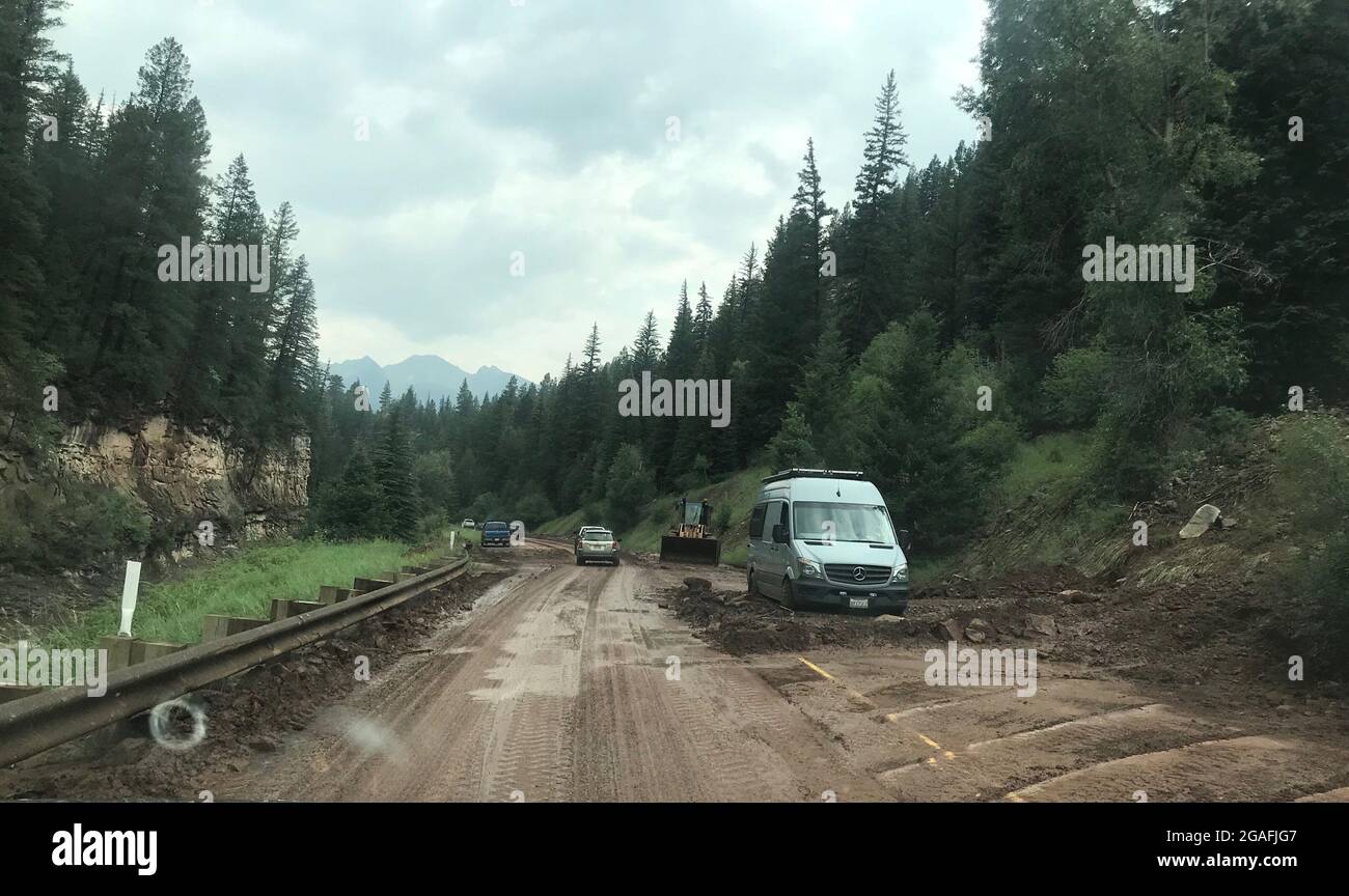 Colorado, USA. Juli 2021. DER CO Hwy 133 ist nach einem Schlammlawinen südlich von Redstone, Colorado, USA, am 25. Juli mit Schlamm bedeckt. 2021. Colorados unvorhersehbares Sommerwetter 2021 zeigte eine außergewöhnliche Woche, in der auf der flachen östlichen Hälfte des Staates Rekordtemperaturen aufgezeichnet wurden, während monsunähnliches Wetter in den Bergen eine Rekordzahl von Schlammlawinen auslöste. Quelle: Peter Mertz/Xinhua/Alamy Live News Stockfoto Colorado, USA. Juli 2021. DER CO Hwy 133 ist nach einem Schlammlawinen südlich von Redstone, Colorado, USA, am 25. Juli mit Schlamm bedeckt. 2021. Colorados unvorhersehbares Sommerwetter 2021 zeigte eine außergewöhnliche Woche, in der auf der flachen östlichen Hälfte des Staates Rekordtemperaturen aufgezeichnet wurden, während monsunähnliches Wetter in den Bergen eine Rekordzahl von Schlammlawinen auslöste. Quelle: Peter Mertz/Xinhua/Alamy Live News Stockfoto