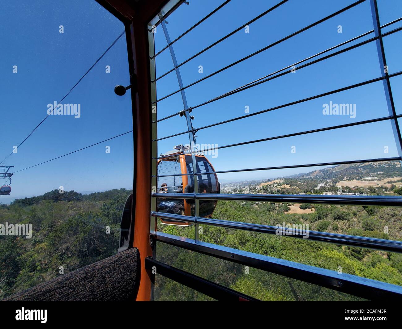 USA. Mai 2021. Blick von den Autos der Gondel des Oakland Zoo, mit Blick auf den Knowland Park und die Skyline von Oakland, Kalifornien, 18. Mai 2021. (Foto: Smith Collection/Gado/Sipa USA) Quelle: SIPA USA/Alamy Live News Stockfoto