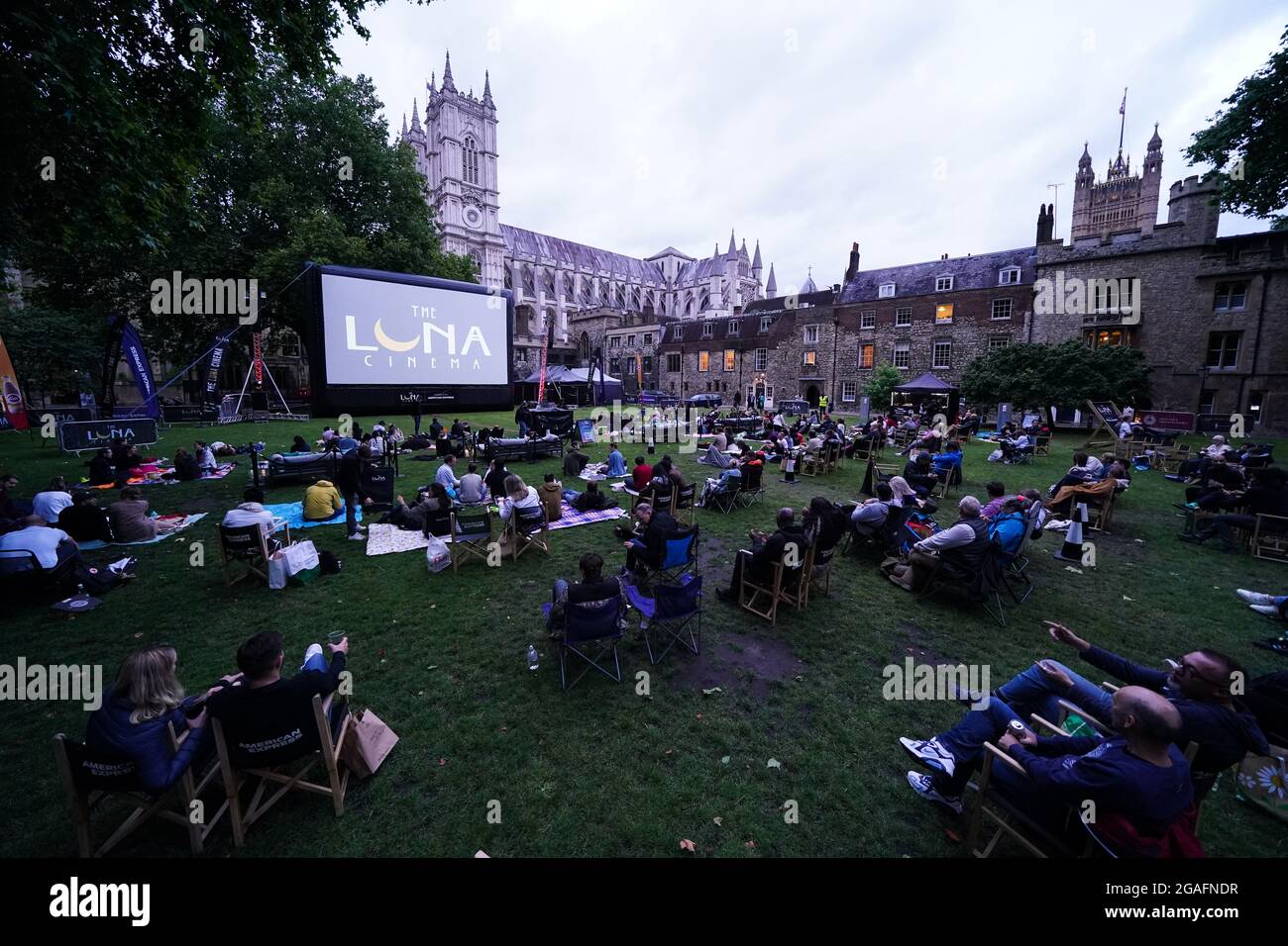 Menschen besuchen die Outdoor-Vorführung von The Dark Knight im Luna Cinema in der Westminster Abbey im Zentrum von London. Bilddatum: Freitag, 30. Juli 2021. Stockfoto