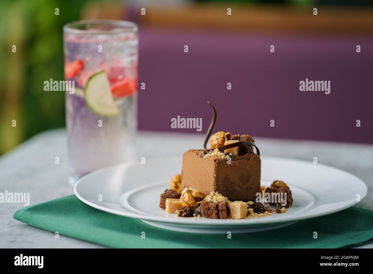 Gourmet-Dessert mit Schokoladenmousse in Restaurantumgebung Stockfoto
