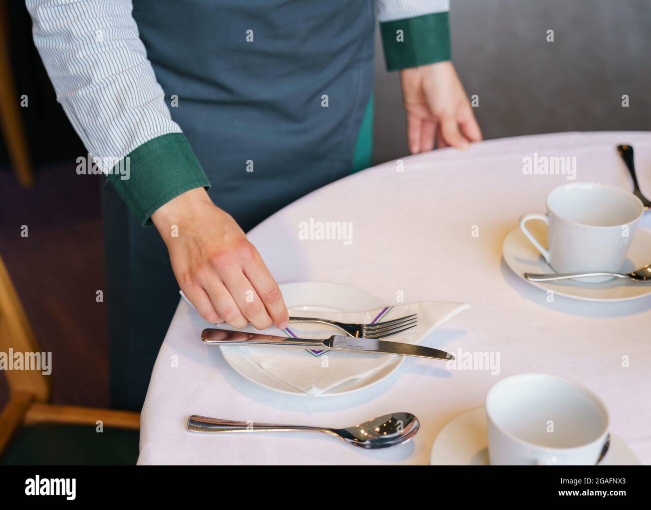 Die Kellner bereiten einen Tisch in einem Restaurant vor Stockfoto