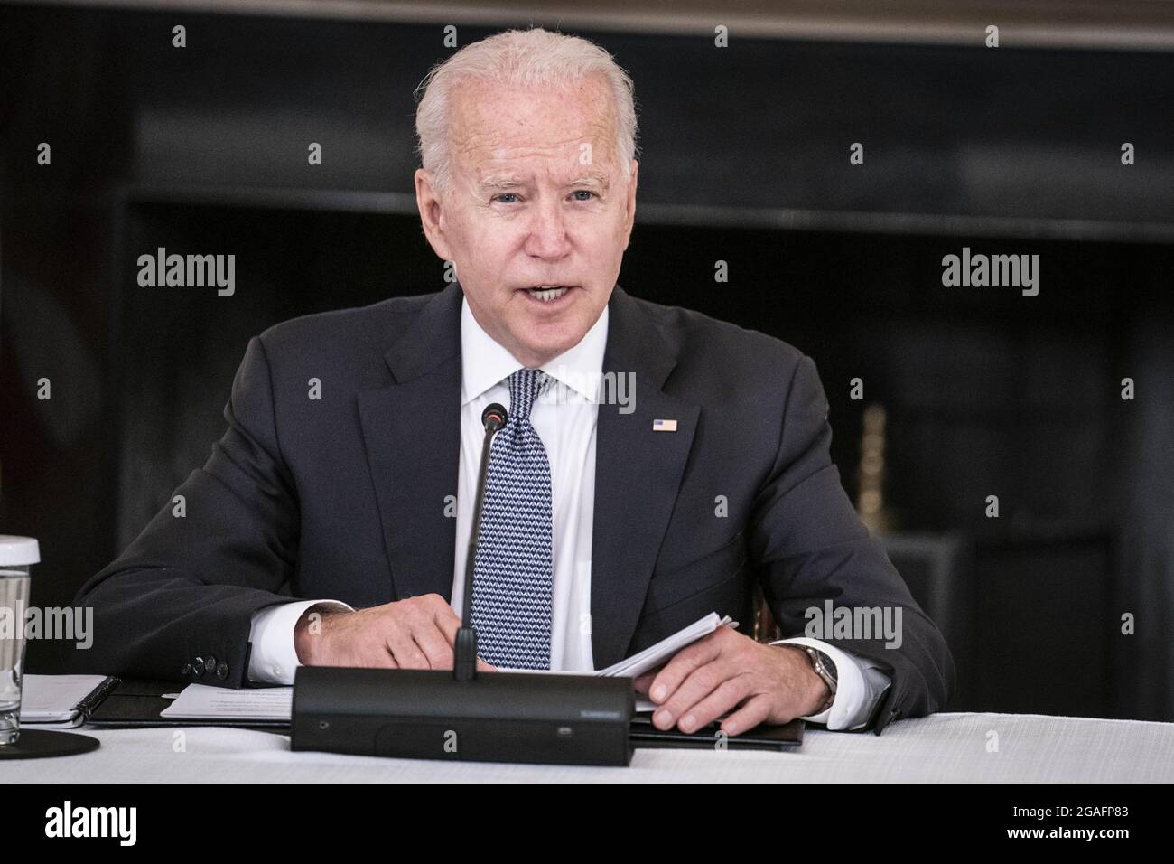 Washington DC, USA. Juli 2021. Präsident Joe Biden hält vor einem Treffen mit kubanisch-amerikanischen Führern am Freitag, den 30. Juli 2021, im Staatlichen Speisesaal des Weißen Hauses in Washington, DC, eine Rede. Das Treffen wurde aufgerufen, um die Reaktion der Regierung auf die laufenden Demonstrationen in Kuba zu diskutieren. Foto von Sarah Silbiger/UPI Credit: UPI/Alamy Live News Stockfoto