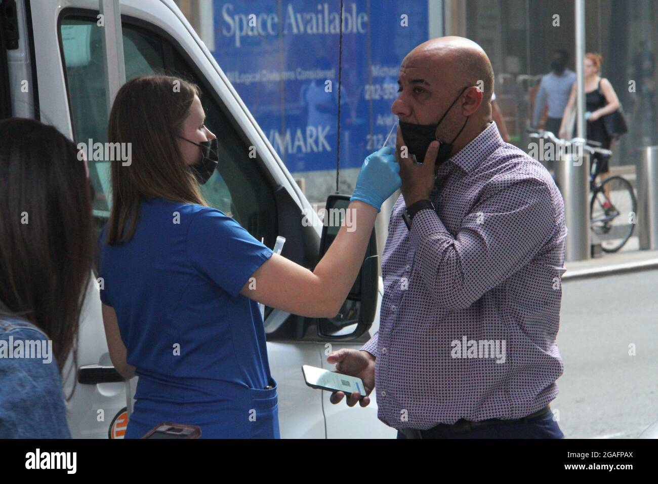 New York, USA. Juli 2021. 30. Juli 2021, New York, USA: (NEUE) Bargeldzahlung für Impfungen in New York. 30. Juli 2021, New York, USA: In dem Bemühen, alle in New York City geimpft zu bekommen, bieten der Bürgermeister, Bill de Blasio und die Stadtregierung ab heute, dem 30. Juli, jedem die erste Dosis eines Impfstoffs an. Unmittelbar nach der Einnahme der ersten Dosis erhalten sie eine auf eine Prepaid-Karte angerechnet. Dies ist zusätzlich zu anderen Anreizen wie kostenlose Tickets für einige Veranstaltungen, jährliche Mitgliedschaft im öffentlichen Theater, zwei Wochen citi Bike-Mitgliedschaft, kostenlos Stockfoto