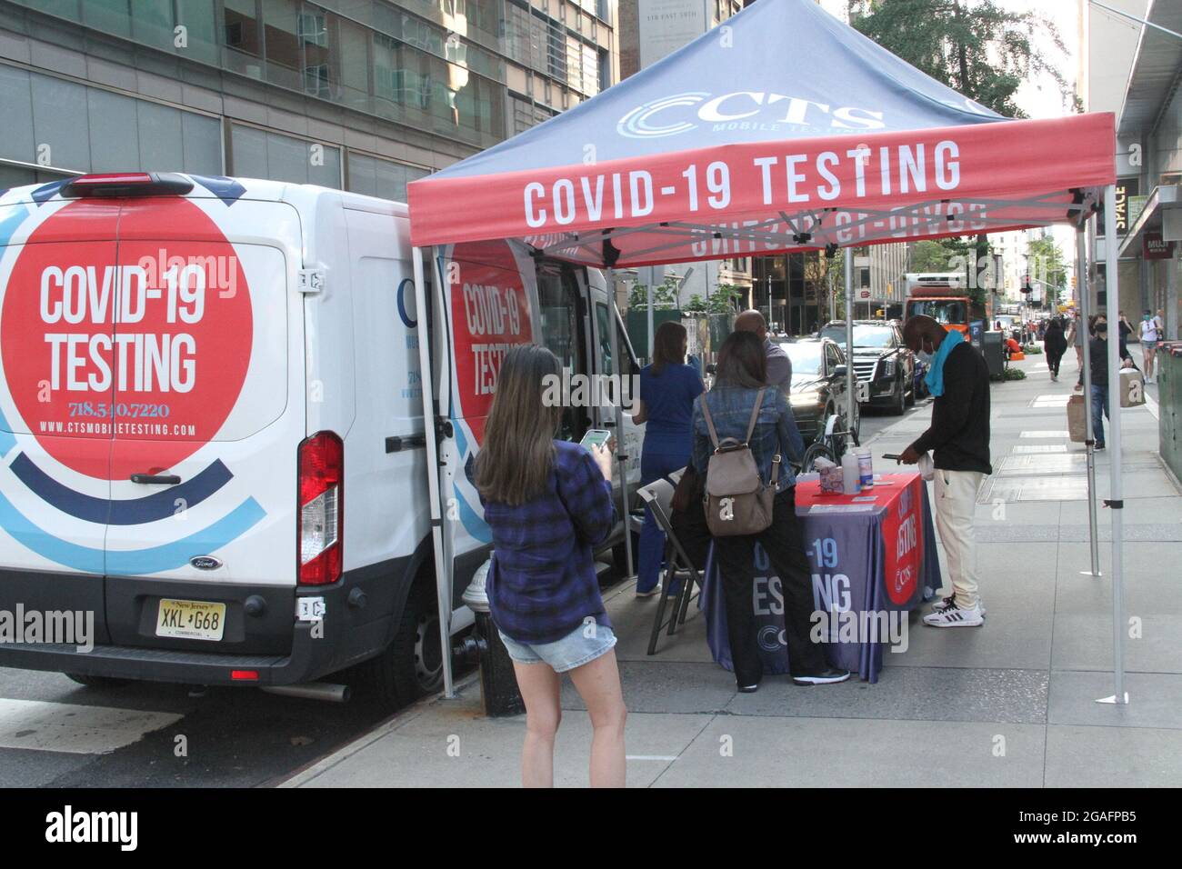 New York, USA. Juli 2021. 30. Juli 2021, New York, USA: (NEUE) Bargeldzahlung für Impfungen in New York. 30. Juli 2021, New York, USA: In dem Bemühen, alle in New York City geimpft zu bekommen, bieten der Bürgermeister, Bill de Blasio und die Stadtregierung ab heute, dem 30. Juli, jedem die erste Dosis eines Impfstoffs an. Unmittelbar nach der Einnahme der ersten Dosis erhalten sie eine auf eine Prepaid-Karte angerechnet. Dies ist zusätzlich zu anderen Anreizen wie kostenlose Tickets für einige Veranstaltungen, jährliche Mitgliedschaft im öffentlichen Theater, zwei Wochen citi Bike-Mitgliedschaft, kostenlos Stockfoto