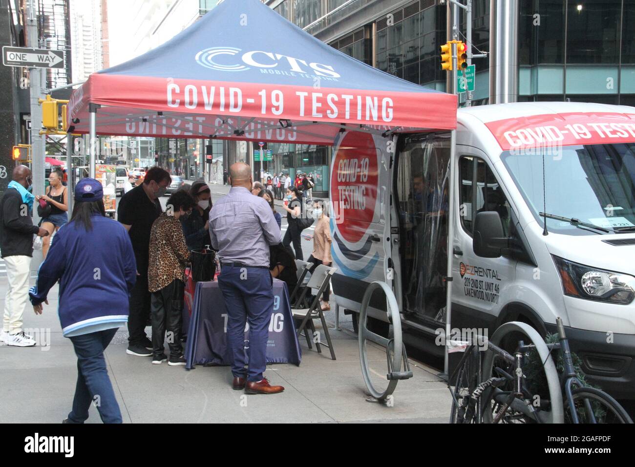 New York, USA. Juli 2021. 30. Juli 2021, New York, USA: (NEUE) Bargeldzahlung für Impfungen in New York. 30. Juli 2021, New York, USA: In dem Bemühen, alle in New York City geimpft zu bekommen, bieten der Bürgermeister, Bill de Blasio und die Stadtregierung ab heute, dem 30. Juli, jedem die erste Dosis eines Impfstoffs an. Unmittelbar nach der Einnahme der ersten Dosis erhalten sie eine auf eine Prepaid-Karte angerechnet. Dies ist zusätzlich zu anderen Anreizen wie kostenlose Tickets für einige Veranstaltungen, jährliche Mitgliedschaft im öffentlichen Theater, zwei Wochen citi Bike-Mitgliedschaft, kostenlos Stockfoto