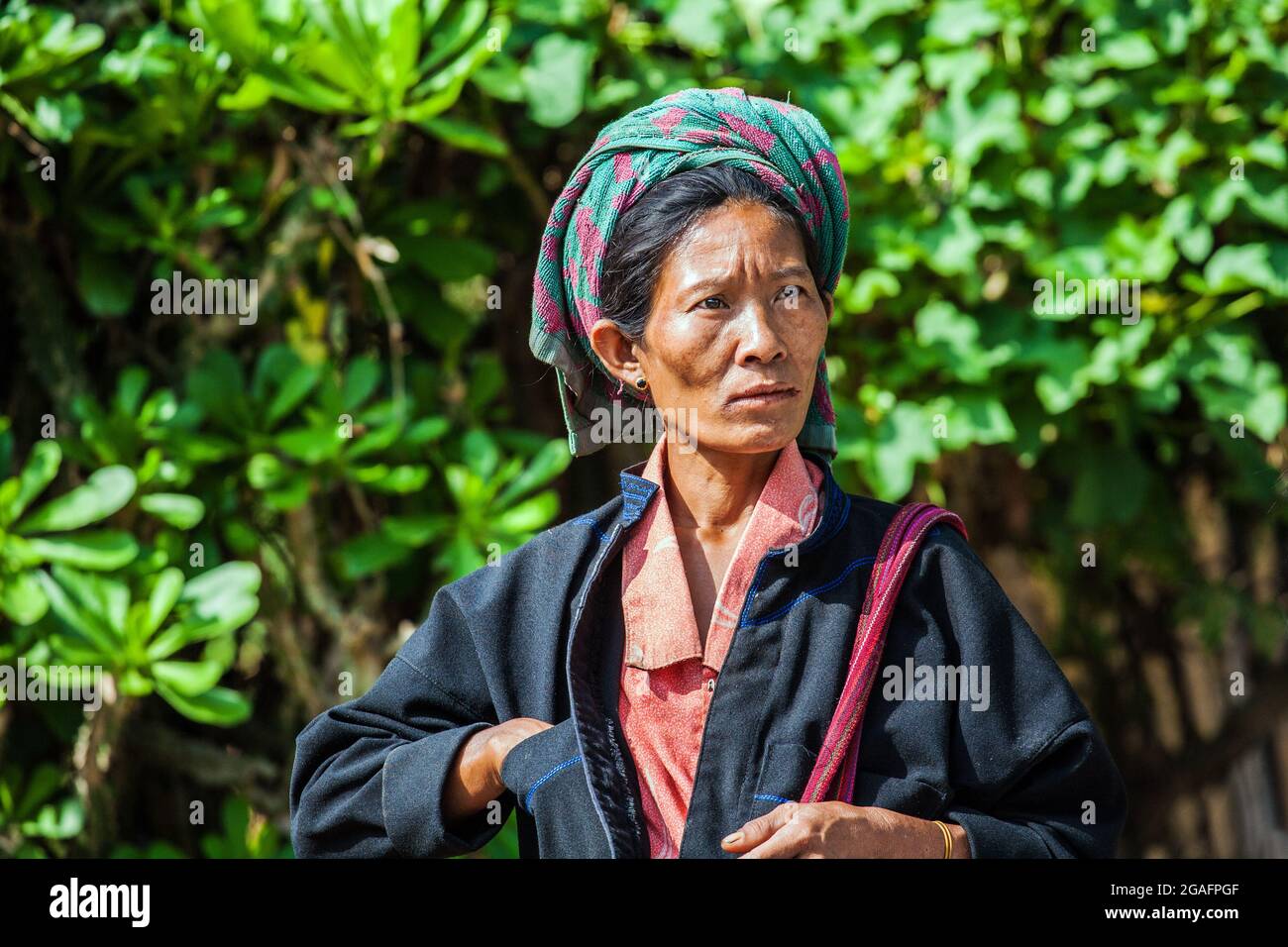 Burmesische Hündin aus dem Stamm der Pao/Pa-o-Hügel, die Gemüse auf dem Mine Thauk Market, Nyaungshwe, Myanmar, verkauft Stockfoto