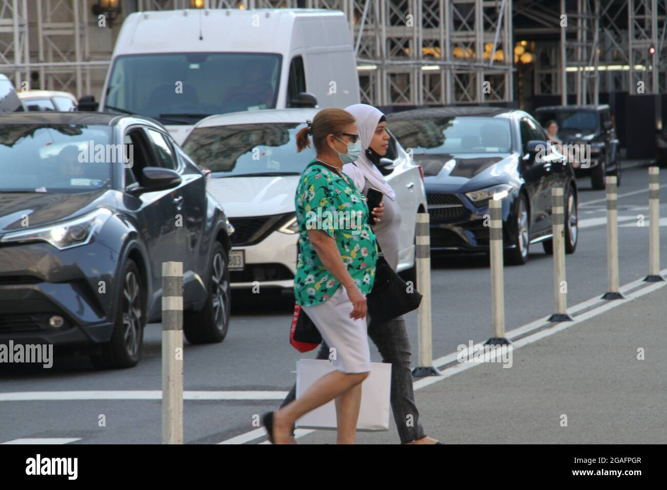 New York, USA. Juli 2021. 30. Juli 2021, New York, USA: (NEUE) Bargeldzahlung für Impfungen in New York. 30. Juli 2021, New York, USA: In dem Bemühen, alle in New York City geimpft zu bekommen, bieten der Bürgermeister, Bill de Blasio und die Stadtregierung ab heute, dem 30. Juli, jedem die erste Dosis eines Impfstoffs an. Unmittelbar nach der Einnahme der ersten Dosis erhalten sie eine auf eine Prepaid-Karte angerechnet. Dies ist zusätzlich zu anderen Anreizen wie kostenlose Tickets für einige Veranstaltungen, jährliche Mitgliedschaft im öffentlichen Theater, zwei Wochen citi Bike-Mitgliedschaft, kostenlos Stockfoto