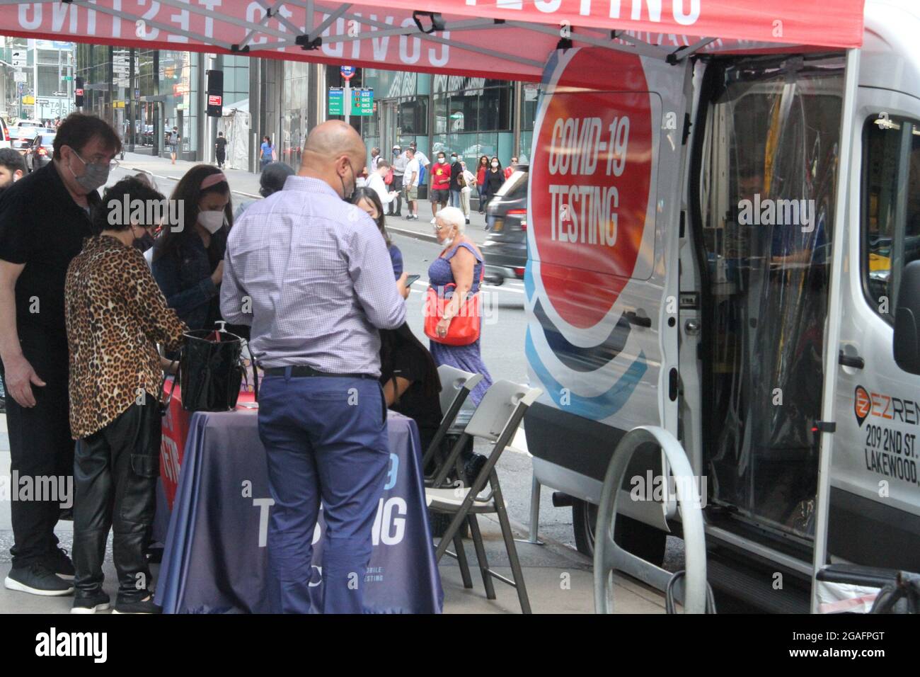New York, USA. Juli 2021. 30. Juli 2021, New York, USA: (NEUE) Bargeldzahlung für Impfungen in New York. 30. Juli 2021, New York, USA: In dem Bemühen, alle in New York City geimpft zu bekommen, bieten der Bürgermeister, Bill de Blasio und die Stadtregierung ab heute, dem 30. Juli, jedem die erste Dosis eines Impfstoffs an. Unmittelbar nach der Einnahme der ersten Dosis erhalten sie eine auf eine Prepaid-Karte angerechnet. Dies ist zusätzlich zu anderen Anreizen wie kostenlose Tickets für einige Veranstaltungen, jährliche Mitgliedschaft im öffentlichen Theater, zwei Wochen citi Bike-Mitgliedschaft, kostenlos Stockfoto