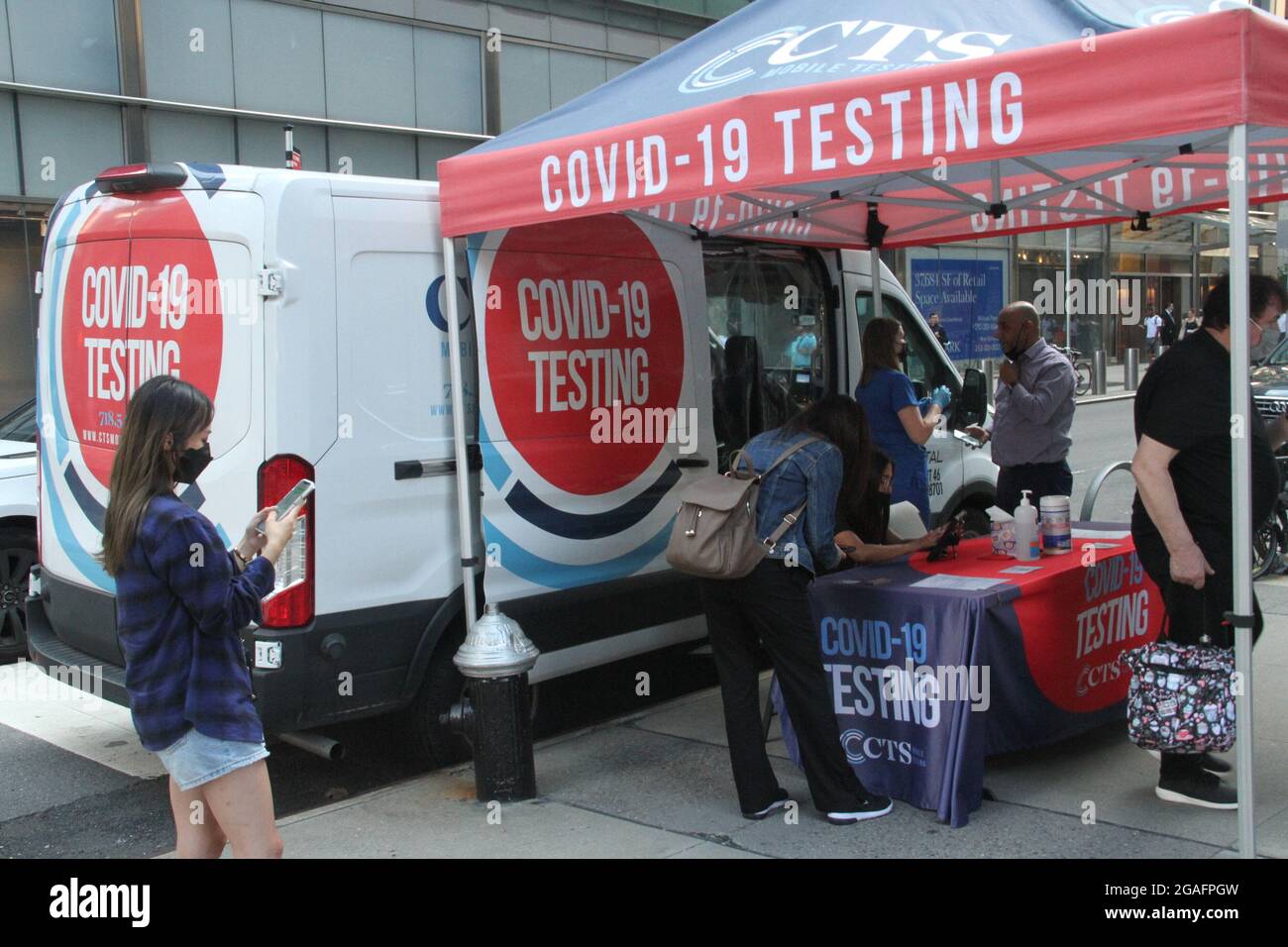 New York, USA. Juli 2021. 30. Juli 2021, New York, USA: (NEUE) Bargeldzahlung für Impfungen in New York. 30. Juli 2021, New York, USA: In dem Bemühen, alle in New York City geimpft zu bekommen, bieten der Bürgermeister, Bill de Blasio und die Stadtregierung ab heute, dem 30. Juli, jedem die erste Dosis eines Impfstoffs an. Unmittelbar nach der Einnahme der ersten Dosis erhalten sie eine auf eine Prepaid-Karte angerechnet. Dies ist zusätzlich zu anderen Anreizen wie kostenlose Tickets für einige Veranstaltungen, jährliche Mitgliedschaft im öffentlichen Theater, zwei Wochen citi Bike-Mitgliedschaft, kostenlos Stockfoto