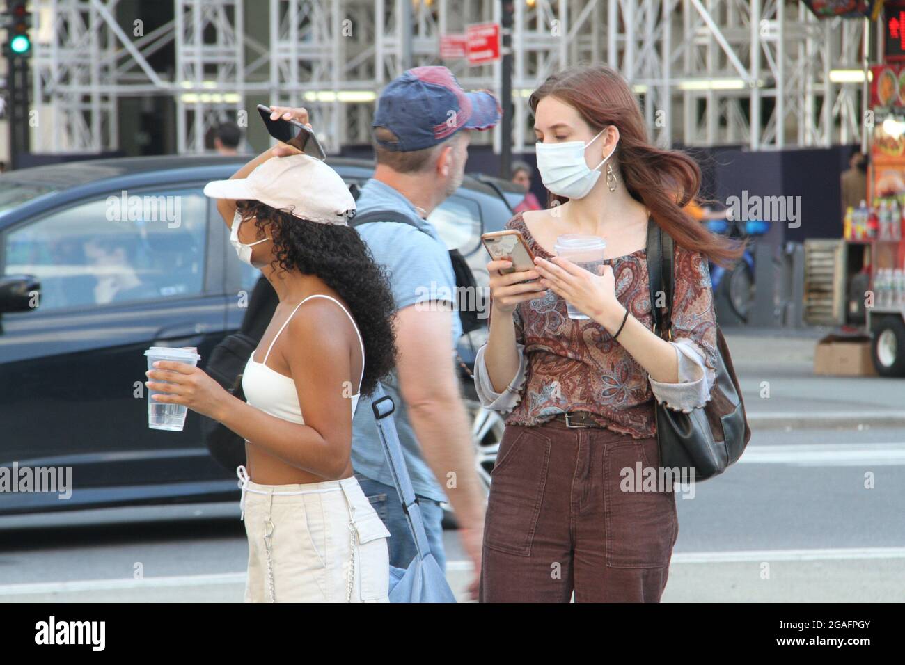 New York, USA. Juli 2021. 30. Juli 2021, New York, USA: (NEUE) Bargeldzahlung für Impfungen in New York. 30. Juli 2021, New York, USA: In dem Bemühen, alle in New York City geimpft zu bekommen, bieten der Bürgermeister, Bill de Blasio und die Stadtregierung ab heute, dem 30. Juli, jedem die erste Dosis eines Impfstoffs an. Unmittelbar nach der Einnahme der ersten Dosis erhalten sie eine auf eine Prepaid-Karte angerechnet. Dies ist zusätzlich zu anderen Anreizen wie kostenlose Tickets für einige Veranstaltungen, jährliche Mitgliedschaft im öffentlichen Theater, zwei Wochen citi Bike-Mitgliedschaft, kostenlos Stockfoto