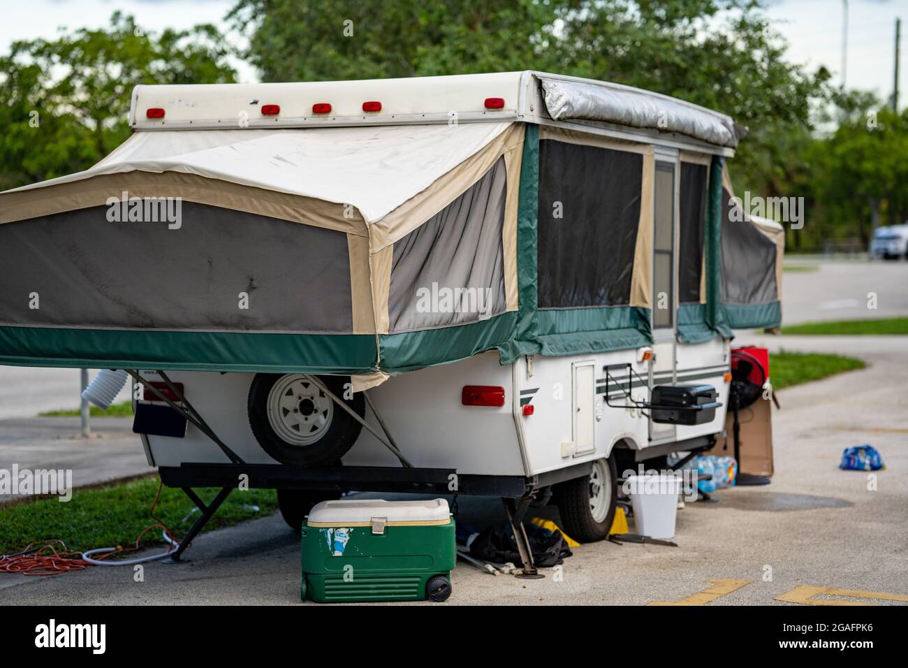 Pop-up-Wohnmobil auf einem Campingplatz Stockfoto