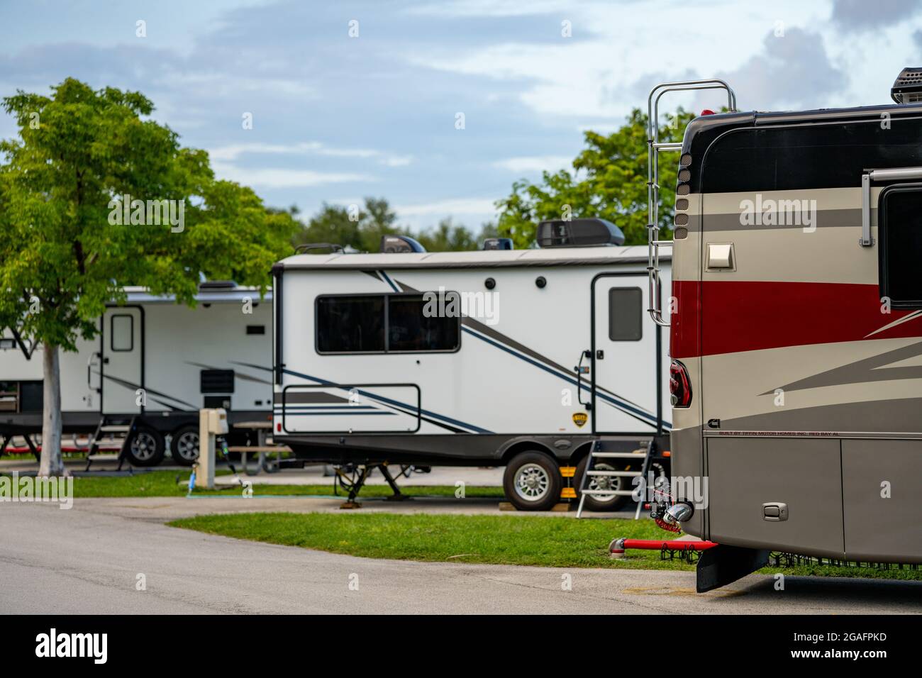 Freizeitfahrzeuge RV auf einem Campingplatz Stockfoto