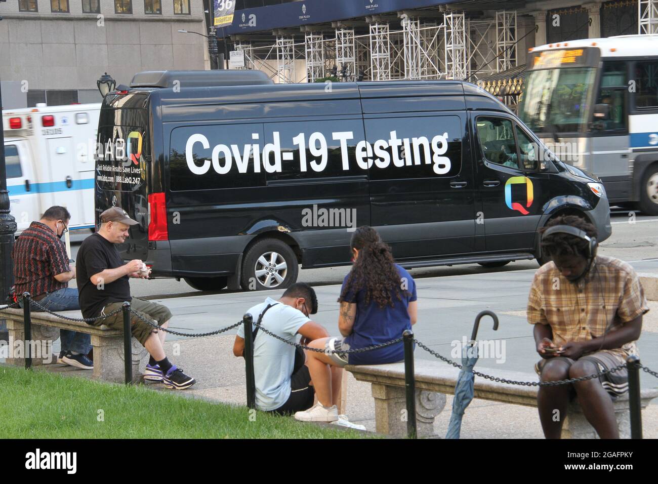 New York, USA. Juli 2021. 30. Juli 2021, New York, USA: (NEUE) Bargeldzahlung für Impfungen in New York. 30. Juli 2021, New York, USA: In dem Bemühen, alle in New York City geimpft zu bekommen, bieten der Bürgermeister, Bill de Blasio und die Stadtregierung ab heute, dem 30. Juli, jedem die erste Dosis eines Impfstoffs an. Unmittelbar nach der Einnahme der ersten Dosis erhalten sie eine auf eine Prepaid-Karte angerechnet. Dies ist zusätzlich zu anderen Anreizen wie kostenlose Tickets für einige Veranstaltungen, jährliche Mitgliedschaft im öffentlichen Theater, zwei Wochen citi Bike-Mitgliedschaft, kostenlos Stockfoto