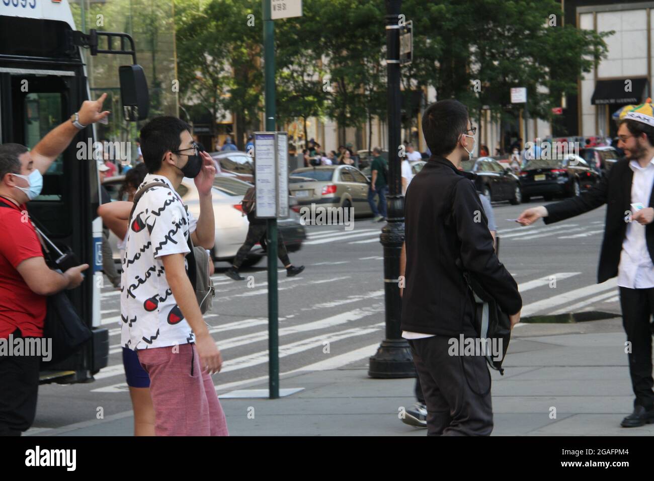 New York, USA. Juli 2021. 30. Juli 2021, New York, USA: (NEUE) Bargeldzahlung für Impfungen in New York. 30. Juli 2021, New York, USA: In dem Bemühen, alle in New York City geimpft zu bekommen, bieten der Bürgermeister, Bill de Blasio und die Stadtregierung ab heute, dem 30. Juli, jedem die erste Dosis eines Impfstoffs an. Unmittelbar nach der Einnahme der ersten Dosis erhalten sie eine auf eine Prepaid-Karte angerechnet. Dies ist zusätzlich zu anderen Anreizen wie kostenlose Tickets für einige Veranstaltungen, jährliche Mitgliedschaft im öffentlichen Theater, zwei Wochen citi Bike-Mitgliedschaft, kostenlos Stockfoto