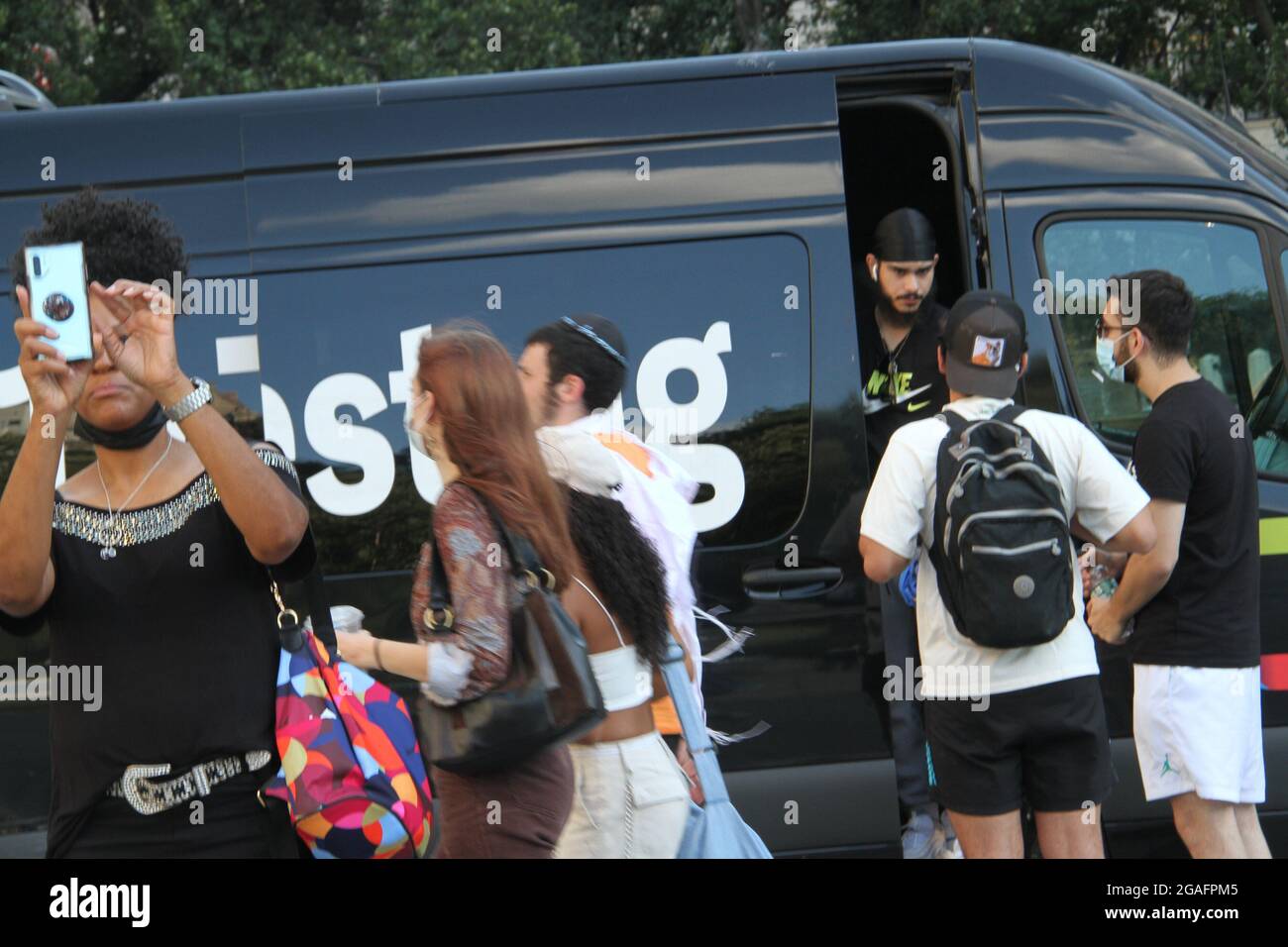 New York, USA. Juli 2021. 30. Juli 2021, New York, USA: (NEUE) Bargeldzahlung für Impfungen in New York. 30. Juli 2021, New York, USA: In dem Bemühen, alle in New York City geimpft zu bekommen, bieten der Bürgermeister, Bill de Blasio und die Stadtregierung ab heute, dem 30. Juli, jedem die erste Dosis eines Impfstoffs an. Unmittelbar nach der Einnahme der ersten Dosis erhalten sie eine auf eine Prepaid-Karte angerechnet. Dies ist zusätzlich zu anderen Anreizen wie kostenlose Tickets für einige Veranstaltungen, jährliche Mitgliedschaft im öffentlichen Theater, zwei Wochen citi Bike-Mitgliedschaft, kostenlos Stockfoto