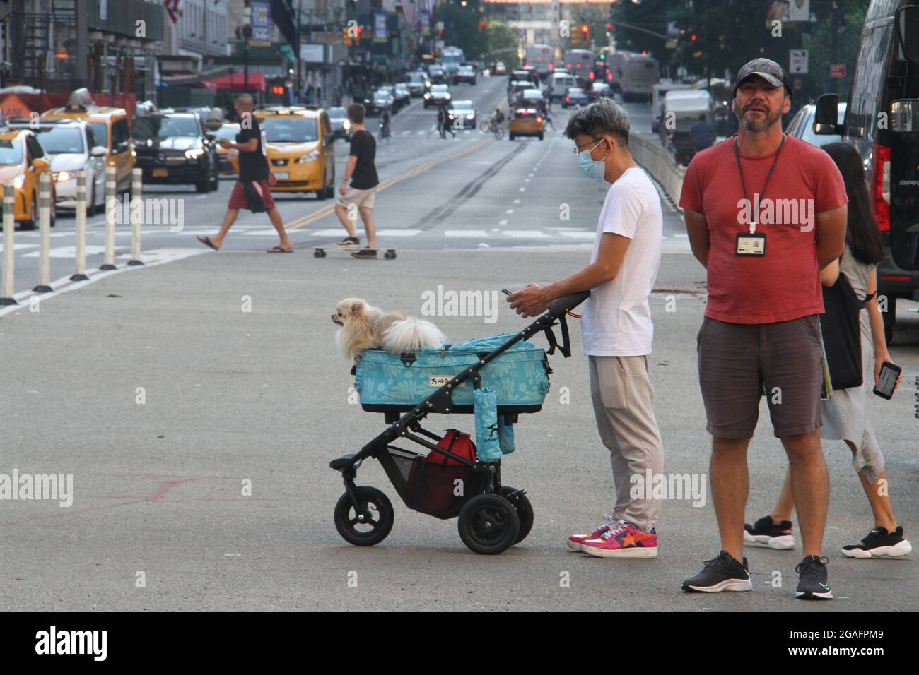 New York, USA. Juli 2021. 30. Juli 2021, New York, USA: (NEUE) Bargeldzahlung für Impfungen in New York. 30. Juli 2021, New York, USA: In dem Bemühen, alle in New York City geimpft zu bekommen, bieten der Bürgermeister, Bill de Blasio und die Stadtregierung ab heute, dem 30. Juli, jedem die erste Dosis eines Impfstoffs an. Unmittelbar nach der Einnahme der ersten Dosis erhalten sie eine auf eine Prepaid-Karte angerechnet. Dies ist zusätzlich zu anderen Anreizen wie kostenlose Tickets für einige Veranstaltungen, jährliche Mitgliedschaft im öffentlichen Theater, zwei Wochen citi Bike-Mitgliedschaft, kostenlos Stockfoto