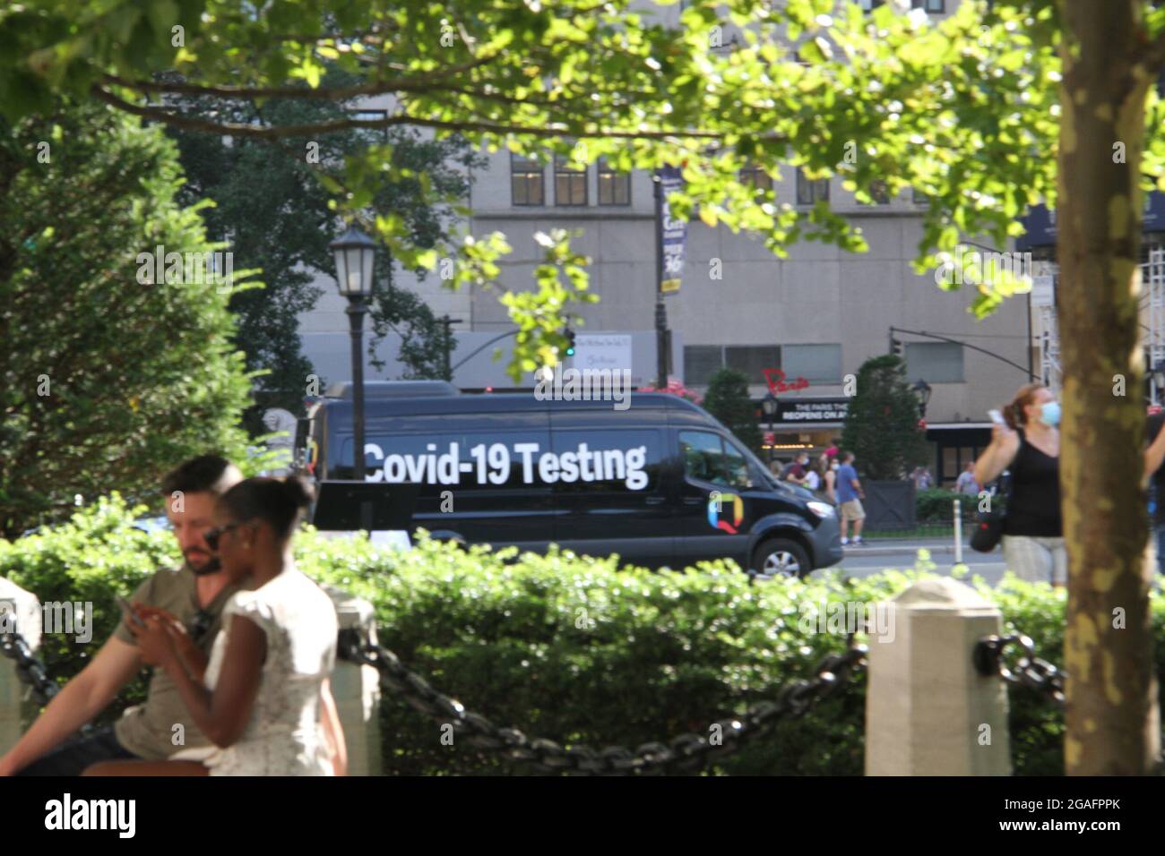 New York, USA. Juli 2021. 30. Juli 2021, New York, USA: (NEUE) Bargeldzahlung für Impfungen in New York. 30. Juli 2021, New York, USA: In dem Bemühen, alle in New York City geimpft zu bekommen, bieten der Bürgermeister, Bill de Blasio und die Stadtregierung ab heute, dem 30. Juli, jedem die erste Dosis eines Impfstoffs an. Unmittelbar nach der Einnahme der ersten Dosis erhalten sie eine auf eine Prepaid-Karte angerechnet. Dies ist zusätzlich zu anderen Anreizen wie kostenlose Tickets für einige Veranstaltungen, jährliche Mitgliedschaft im öffentlichen Theater, zwei Wochen citi Bike-Mitgliedschaft, kostenlos Stockfoto