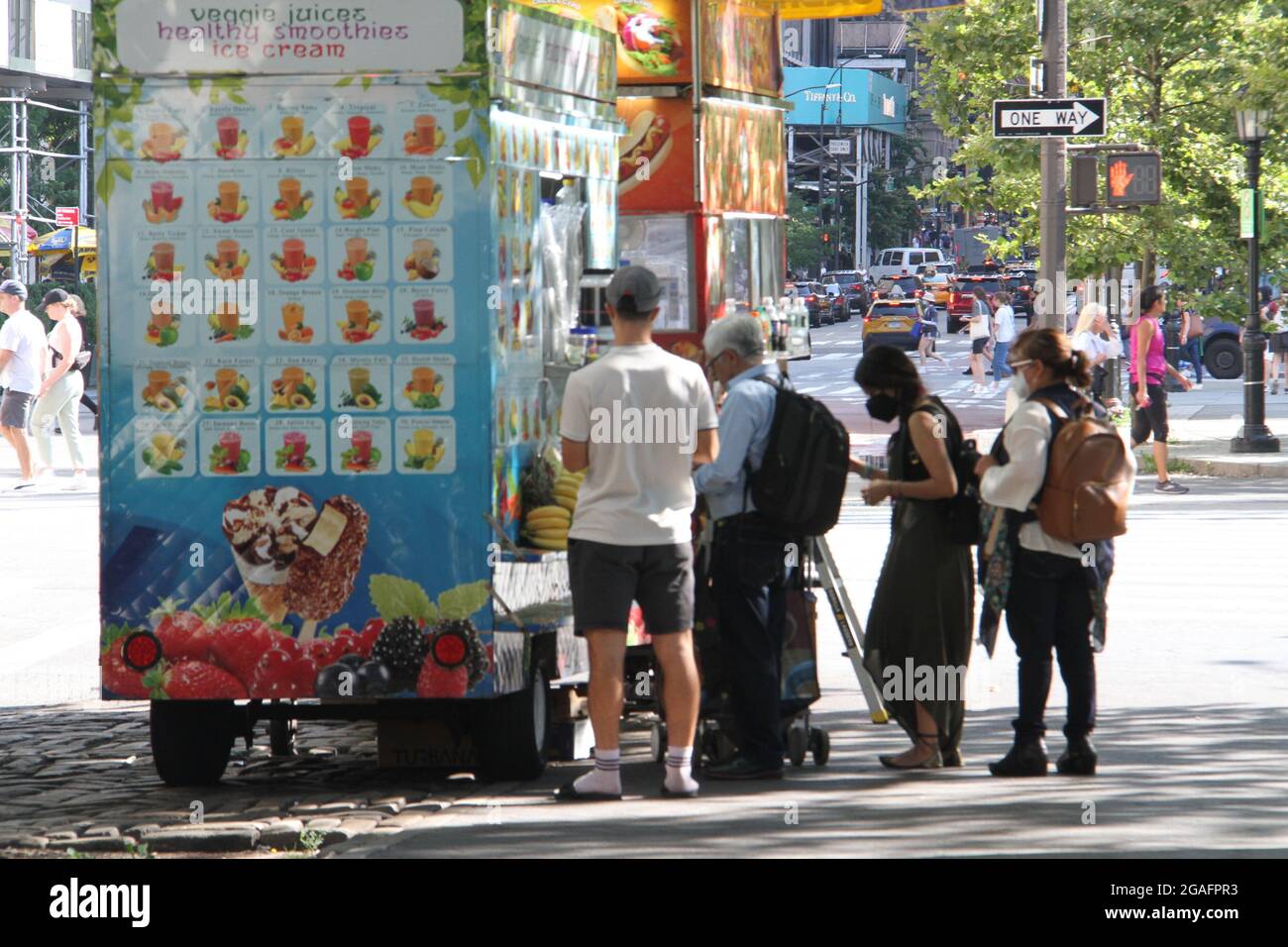New York, USA. Juli 2021. 30. Juli 2021, New York, USA: (NEUE) Bargeldzahlung für Impfungen in New York. 30. Juli 2021, New York, USA: In dem Bemühen, alle in New York City geimpft zu bekommen, bieten der Bürgermeister, Bill de Blasio und die Stadtregierung ab heute, dem 30. Juli, jedem die erste Dosis eines Impfstoffs an. Unmittelbar nach der Einnahme der ersten Dosis erhalten sie eine auf eine Prepaid-Karte angerechnet. Dies ist zusätzlich zu anderen Anreizen wie kostenlose Tickets für einige Veranstaltungen, jährliche Mitgliedschaft im öffentlichen Theater, zwei Wochen citi Bike-Mitgliedschaft, kostenlos Stockfoto