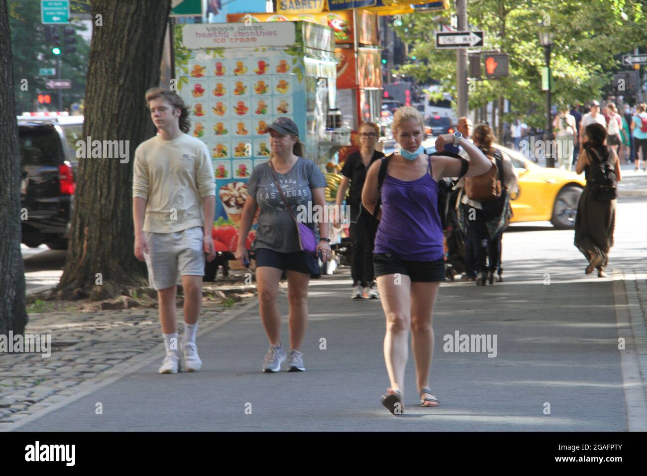 New York, USA. Juli 2021. 30. Juli 2021, New York, USA: (NEUE) Bargeldzahlung für Impfungen in New York. 30. Juli 2021, New York, USA: In dem Bemühen, alle in New York City geimpft zu bekommen, bieten der Bürgermeister, Bill de Blasio und die Stadtregierung ab heute, dem 30. Juli, jedem die erste Dosis eines Impfstoffs an. Unmittelbar nach der Einnahme der ersten Dosis erhalten sie eine auf eine Prepaid-Karte angerechnet. Dies ist zusätzlich zu anderen Anreizen wie kostenlose Tickets für einige Veranstaltungen, jährliche Mitgliedschaft im öffentlichen Theater, zwei Wochen citi Bike-Mitgliedschaft, kostenlos Stockfoto