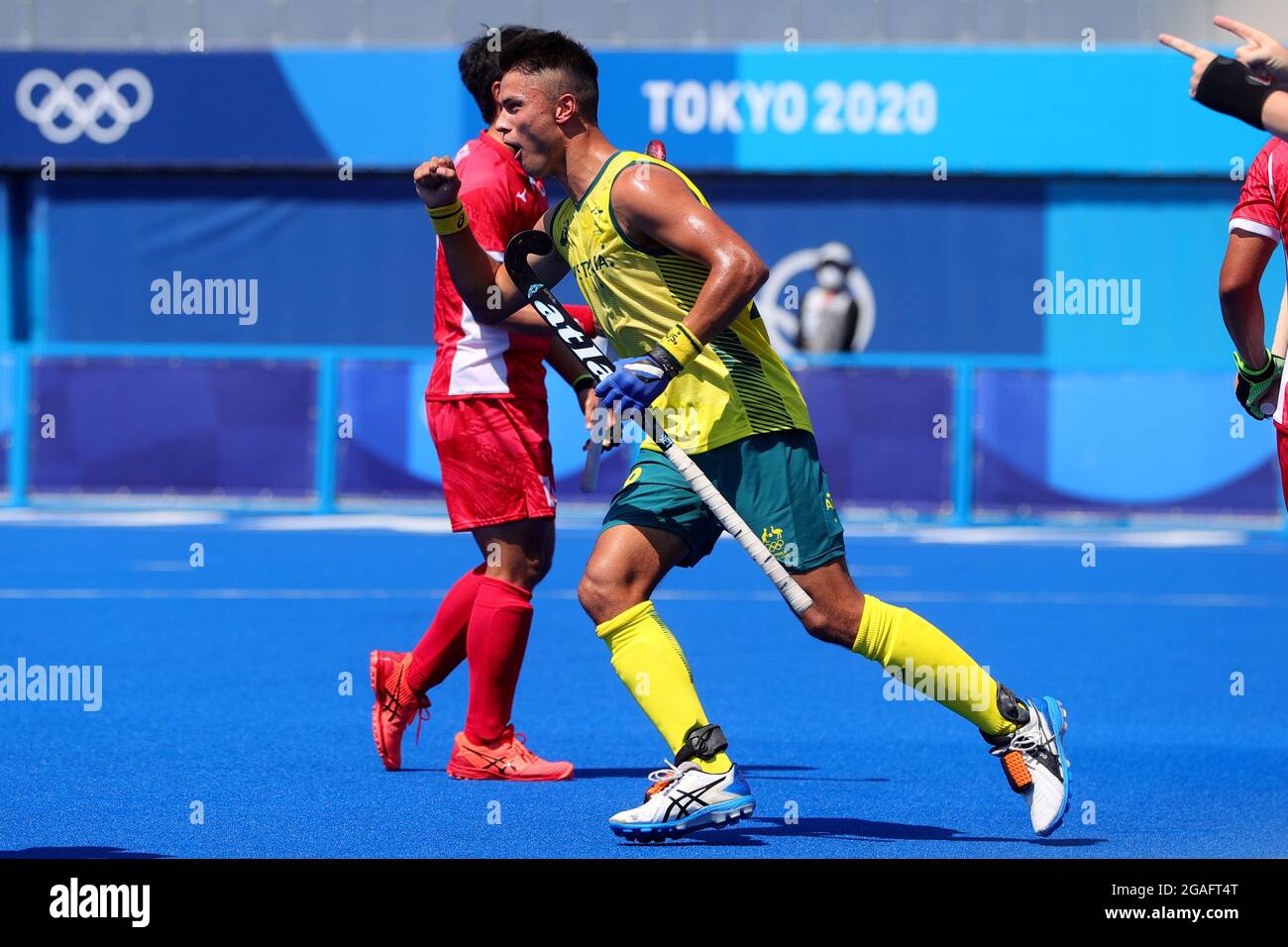 Tokio, Japan, 24. Juli 2021. Tim Brand vom Team Australia schießt und erzielt das erste Tor des Turniers und feiert während des Eishockey-Pools der Herren EIN Spiel zwischen Japan und Australien am 1. Tag der Olympischen Spiele in Tokio 2020. Quelle: Pete Dovgan/Speed Media/Alamy Live News Stockfoto