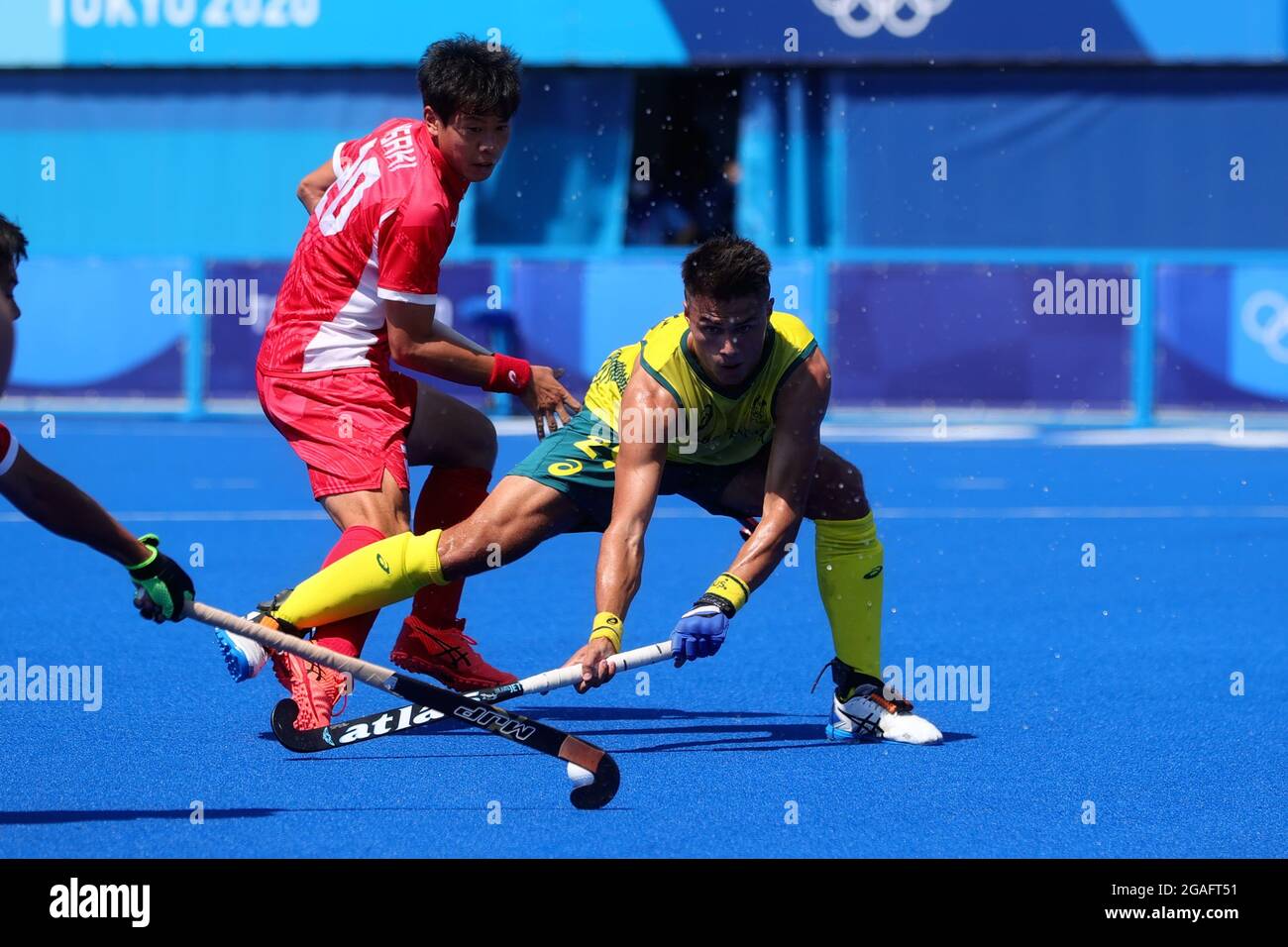 Tokio, Japan, 24. Juli 2021. Tim Brand vom Team Australia schießt und erzielt das erste Tor des Turniers während des Men's Hockey Pool A-Spiels zwischen Japan und Australien am 1. Tag der Olympischen Spiele in Tokio 2020. Quelle: Pete Dovgan/Speed Media/Alamy Live News Stockfoto