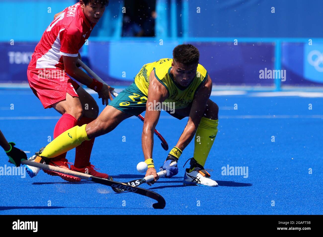 Tokio, Japan, 24. Juli 2021. Tim Brand vom Team Australia schießt und erzielt das erste Tor des Turniers während des Men's Hockey Pool A-Spiels zwischen Japan und Australien am 1. Tag der Olympischen Spiele in Tokio 2020. Quelle: Pete Dovgan/Speed Media/Alamy Live News Stockfoto
