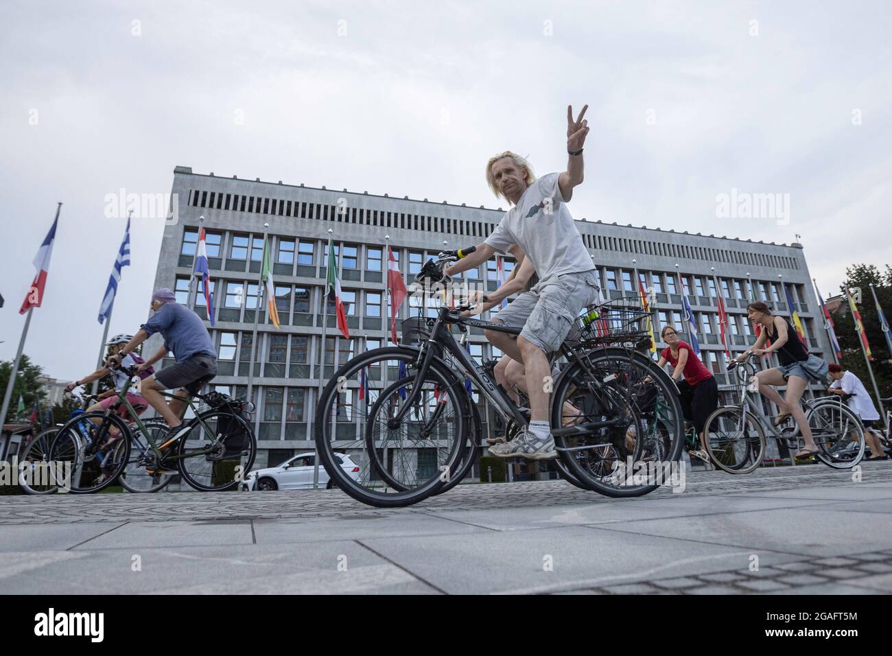 Ljubljana, Slowenien. Juli 2021. Ein Protestler lässt die Friedensgeste während der Radsportproteste am Freitag gegen die Regierung von Premierminister Janez Jansa in Ljubljana fortsetzen. (Foto: Luka Dakskobler/SOPA Images/Sipa USA) Quelle: SIPA USA/Alamy Live News Stockfoto