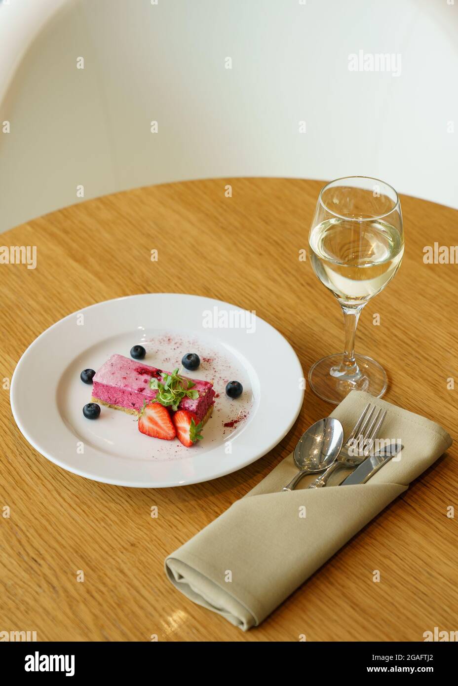 Nachtisch mit Beerenmousse Stockfoto