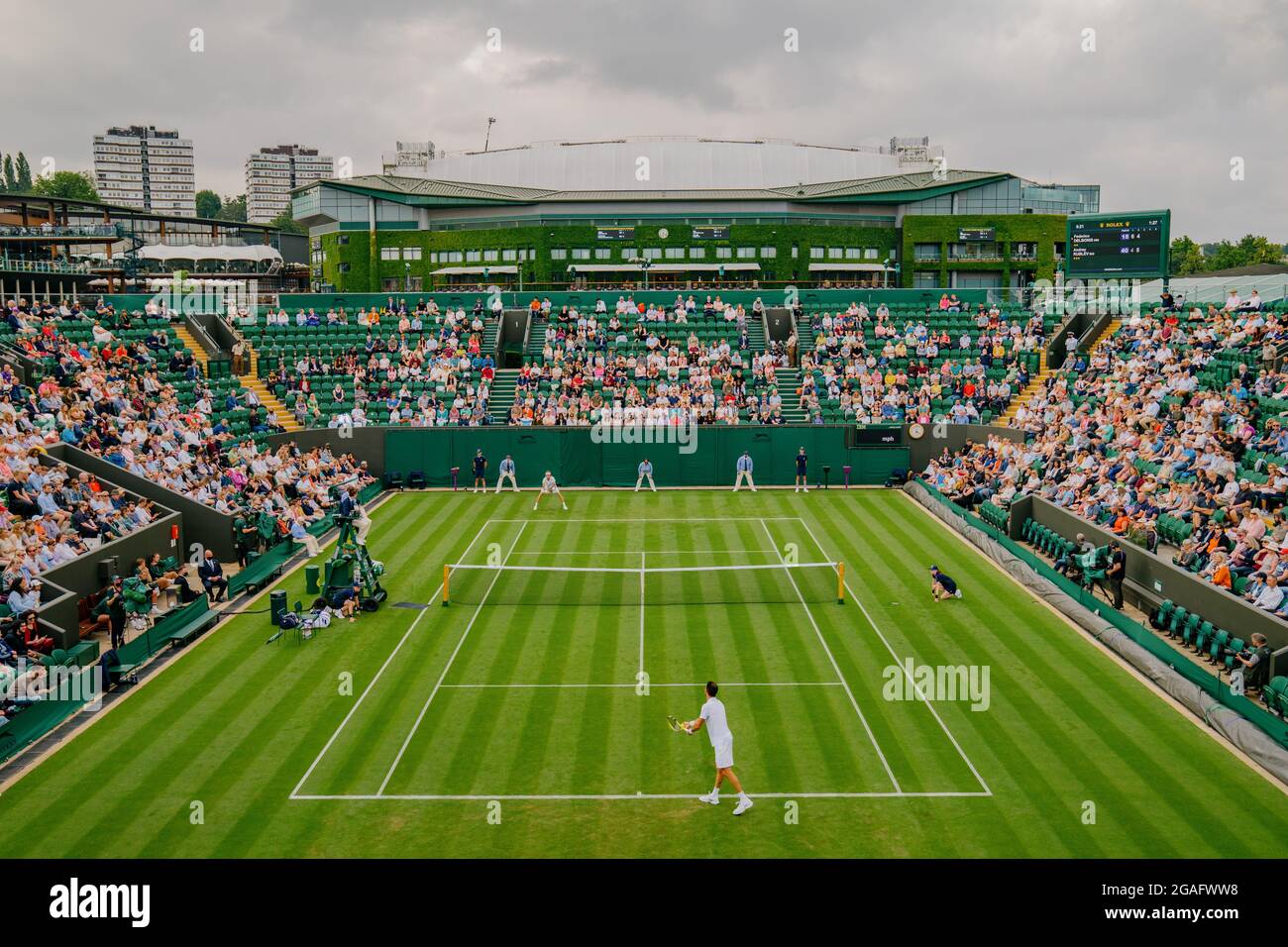 Allgemeine Ansichten von F. Delbonis aus Argentinien und EINEM Rublev aus Russland in Wimbledon mit Blick auf das Centre Court Stockfoto