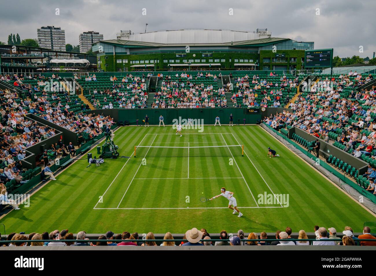 Allgemeine Ansichten von F. Delbonis aus Argentinien und EINEM Rublev aus Russland in Wimbledon mit Blick auf das Centre Court Stockfoto