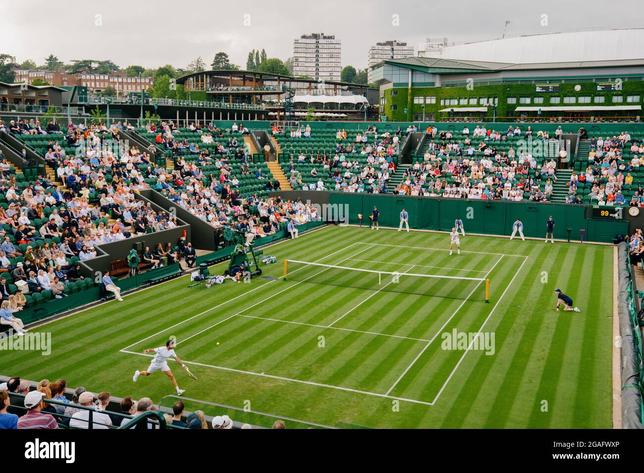 Allgemeine Ansichten von F. Delbonis aus Argentinien und EINEM Rublev aus Russland in Wimbledon mit Blick auf das Centre Court Stockfoto