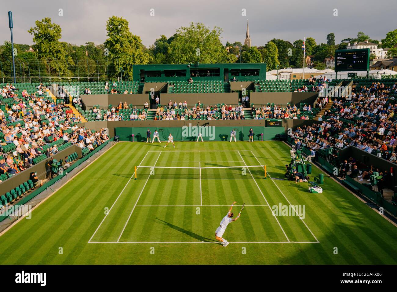 Allgemeine Ansichten von F. Delbonis aus Argentinien und EINEM Rublev aus Russland bei den Wimbledon Championships Stockfoto