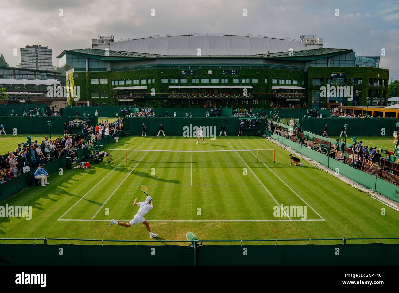 Allgemeine Ansichten von A. Seppi aus Italien und J. Sousa aus Portugal in Wimbledon mit Blick auf das Centre Court Stockfoto