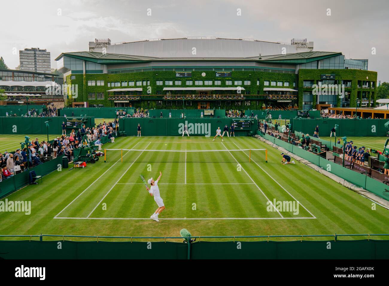 Allgemeine Ansichten von A. Seppi aus Italien und J. Sousa aus Portugal in Wimbledon mit Blick auf das Centre Court Stockfoto