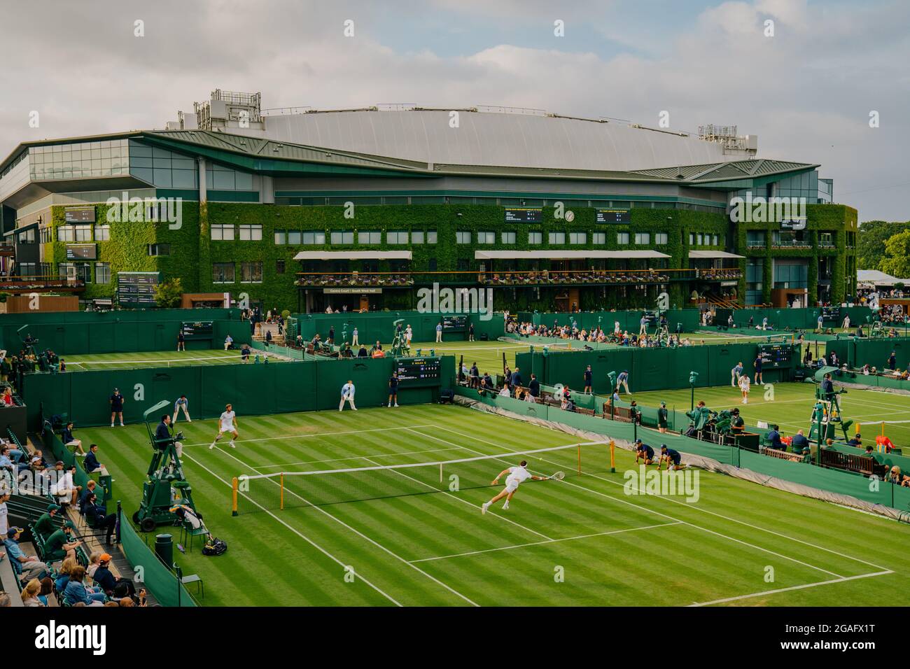 Allgemeine Ansichten von O. Otte aus Deutschland und A. Rinderknech aus Frankreich in Wimbledon mit Blick auf Centre Court Stockfoto