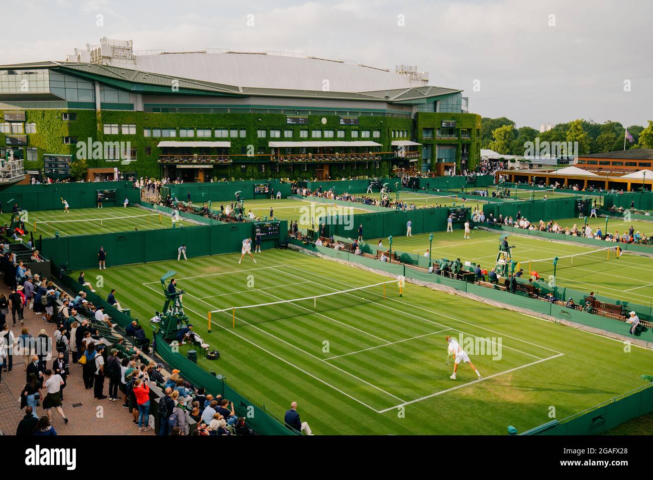 Allgemeine Ansichten von O. Otte aus Deutschland und A. Rinderknech aus Frankreich in Wimbledon mit Blick auf Centre Court Stockfoto