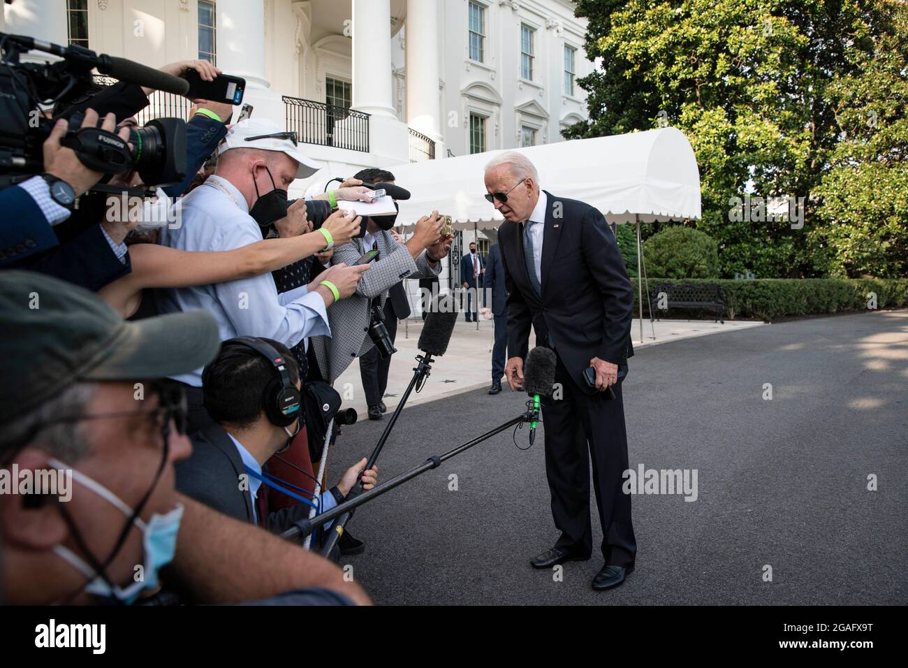 Präsident Joe Biden spricht vor dem Weißen Haus mit Reportern, bevor er am  Freitag, den 30. Juli 2021, für ein Wochenende in Camp David in Washington,  DC, an Bord von Marine One