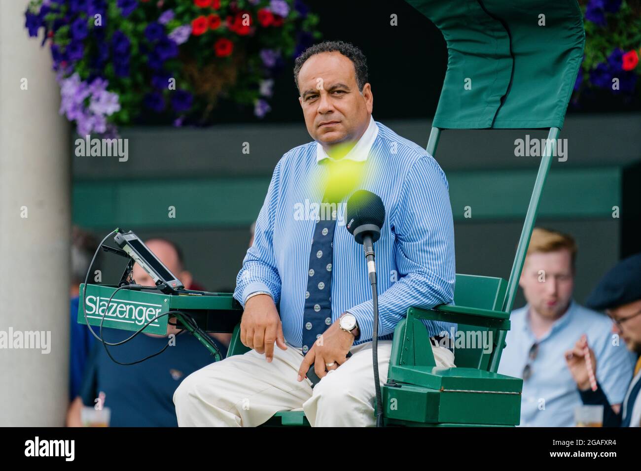 Ein Umpire auf dem Platz im All England Lawn Tennis Club, Wimbledon. Stockfoto