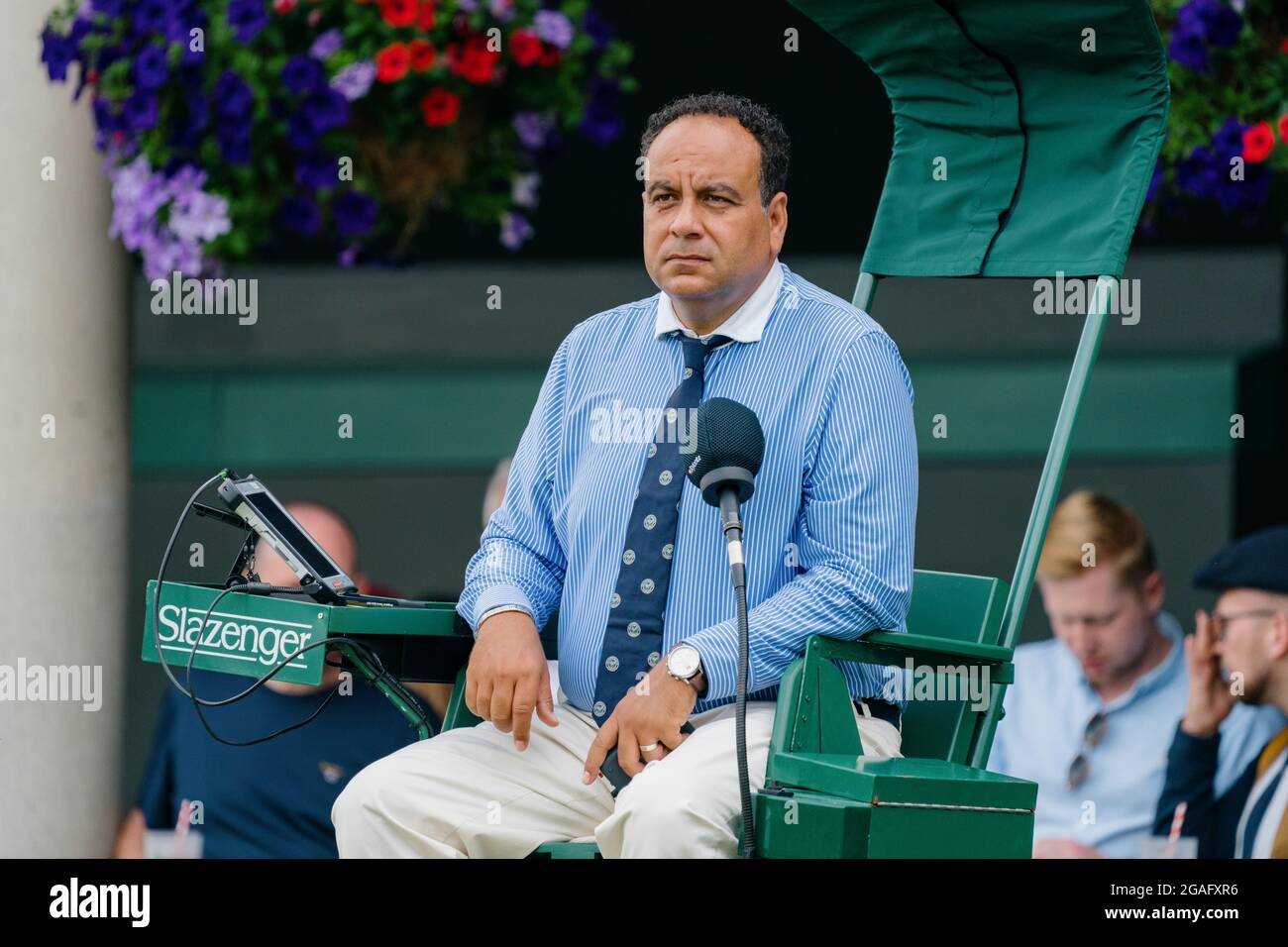 Ein Umpire auf dem Platz im All England Lawn Tennis Club, Wimbledon. Stockfoto